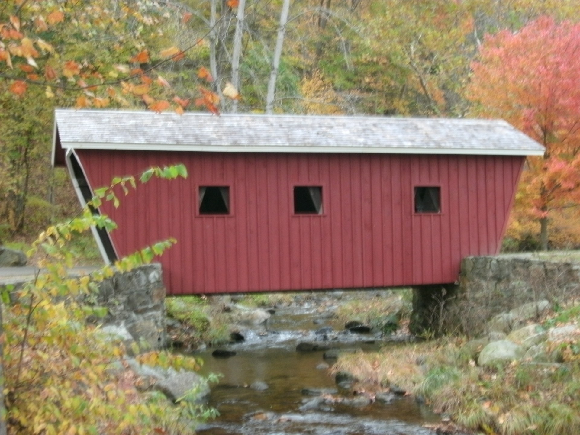Dónde se rodó Gilmore Girls: Stars Hollow entonces y ahora en 2026 19 Puente cubierto rojo en el parque Kent Falls en otoño