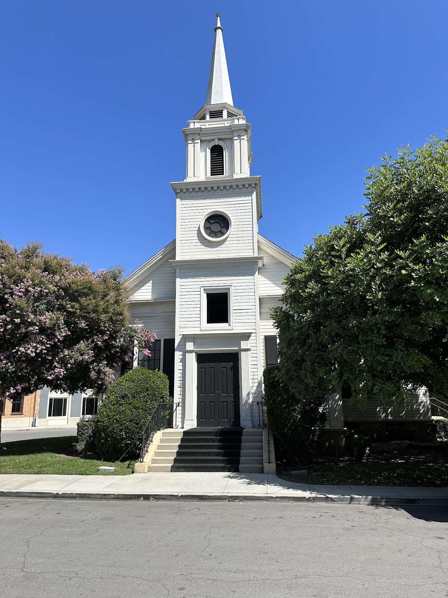 Dónde se rodó Gilmore Girls: Stars Hollow entonces y ahora en 2026 5 Iglesia blanca de Stars Hollow hoy en el decorado de Warner Bros.