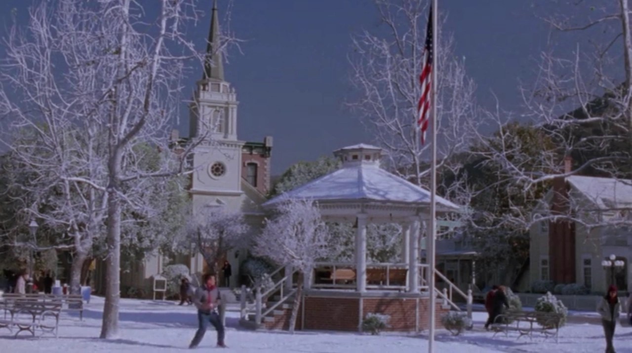 Dónde se rodó Gilmore Girls: Stars Hollow entonces y ahora en 2026 4 Plaza nevada de Stars Hollow con iglesia y cenador en la serie