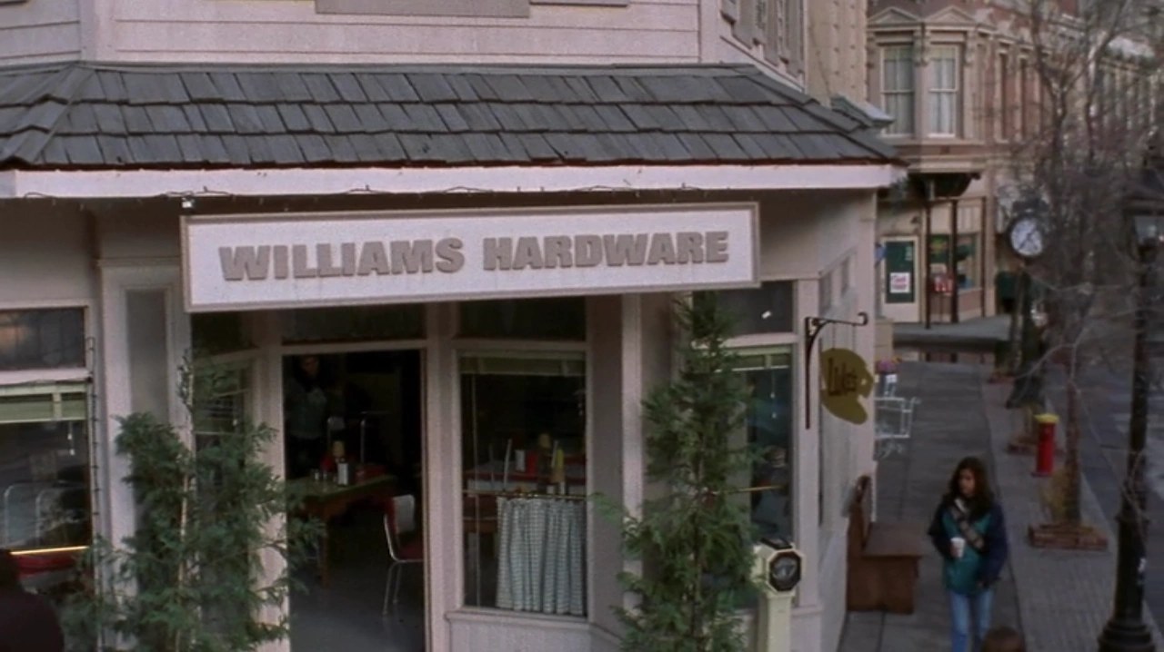 Dónde se rodó Gilmore Girls: Stars Hollow entonces y ahora en 2026 8 Bar de Luke con el cartel Williams Hardware en la serie Gilmore Girls