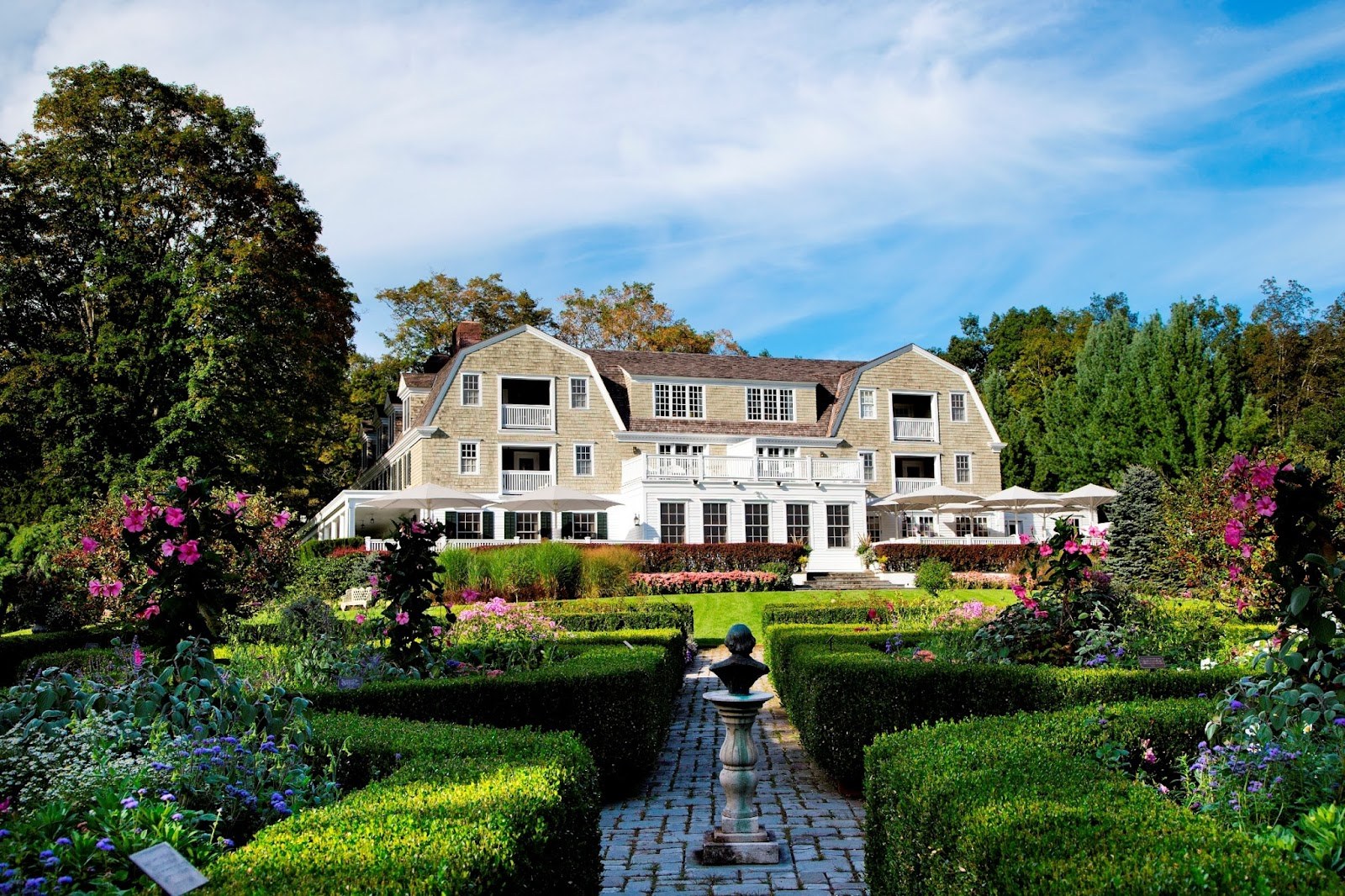 Dónde se rodó Gilmore Girls: Stars Hollow entonces y ahora en 2026 16 Hotel Mayflower Inn en Washington, Connecticut, con jardín