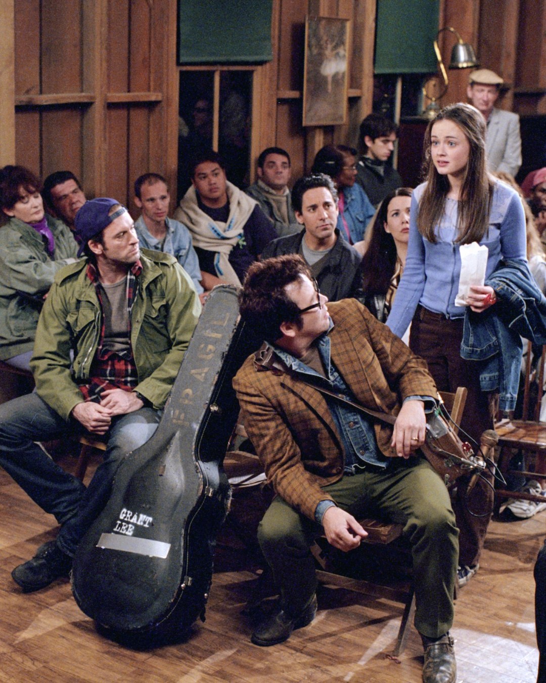 Dónde se rodó Gilmore Girls: Stars Hollow entonces y ahora en 2026 9 Reunión municipal en la escuela de baile de Miss Patty en la serie