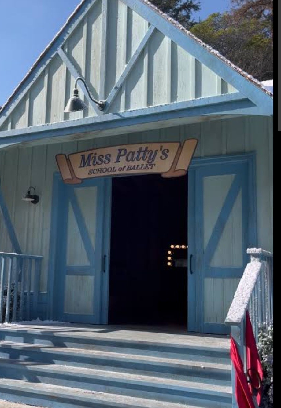 Dónde se rodó Gilmore Girls: Stars Hollow entonces y ahora en 2026 10 Entrada a la escuela de baile de Miss Patty en el decorado de Warner Bros. hoy
