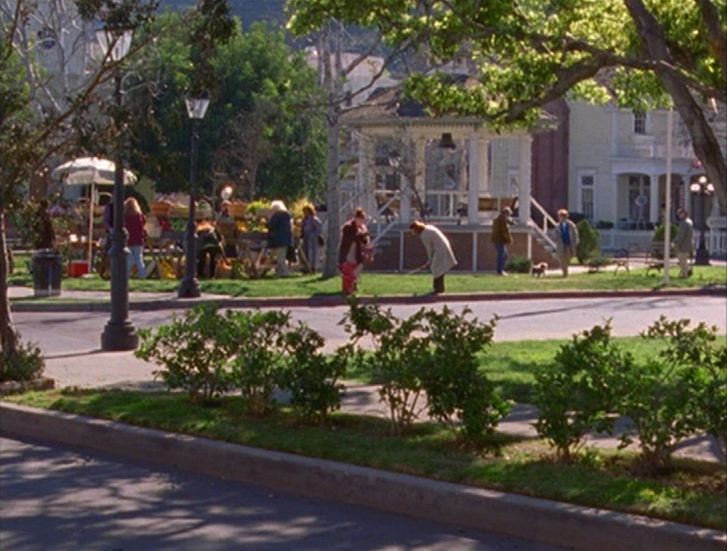 Dónde se rodó Gilmore Girls: Stars Hollow entonces y ahora en 2026 2 Plaza de Stars Hollow con vegetación y cenador en la serie Gilmore Girls