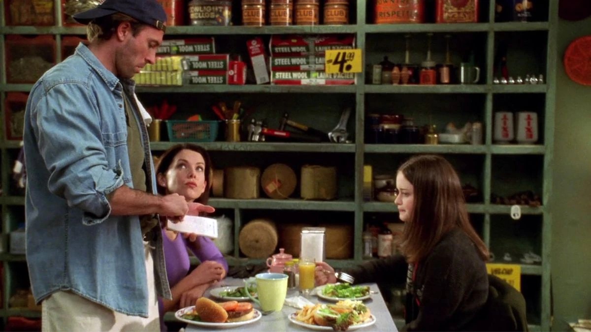 Dónde se rodó Gilmore Girls: Stars Hollow entonces y ahora en 2026 14 Lorelai y Rory en el bar de Luke en el episodio piloto de la serie