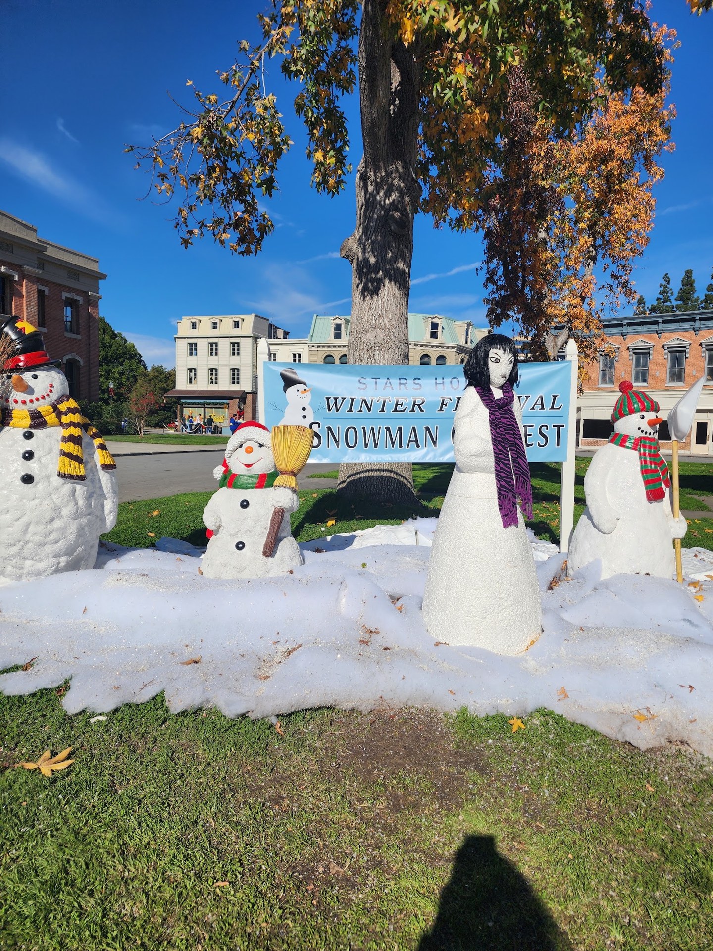 Dónde se rodó Gilmore Girls: Stars Hollow entonces y ahora en 2026 21 Muñecos de nieve y cartel del festival de invierno en el decorado de Stars Hollow en Warner Bros.