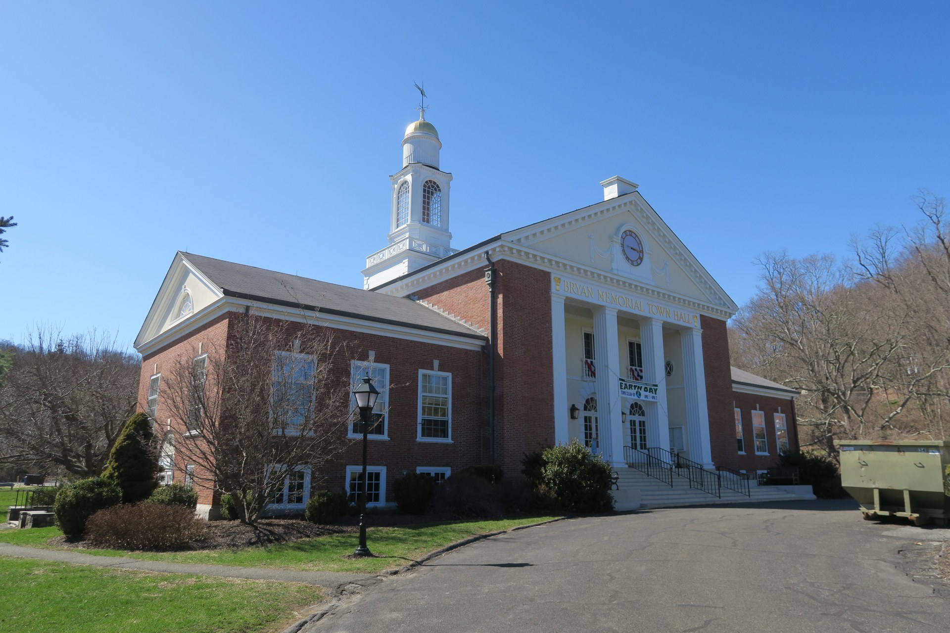 Dónde se rodó Gilmore Girls: Stars Hollow entonces y ahora en 2026 22 Ayuntamiento Bryan Memorial Town Hall en Washington Depot