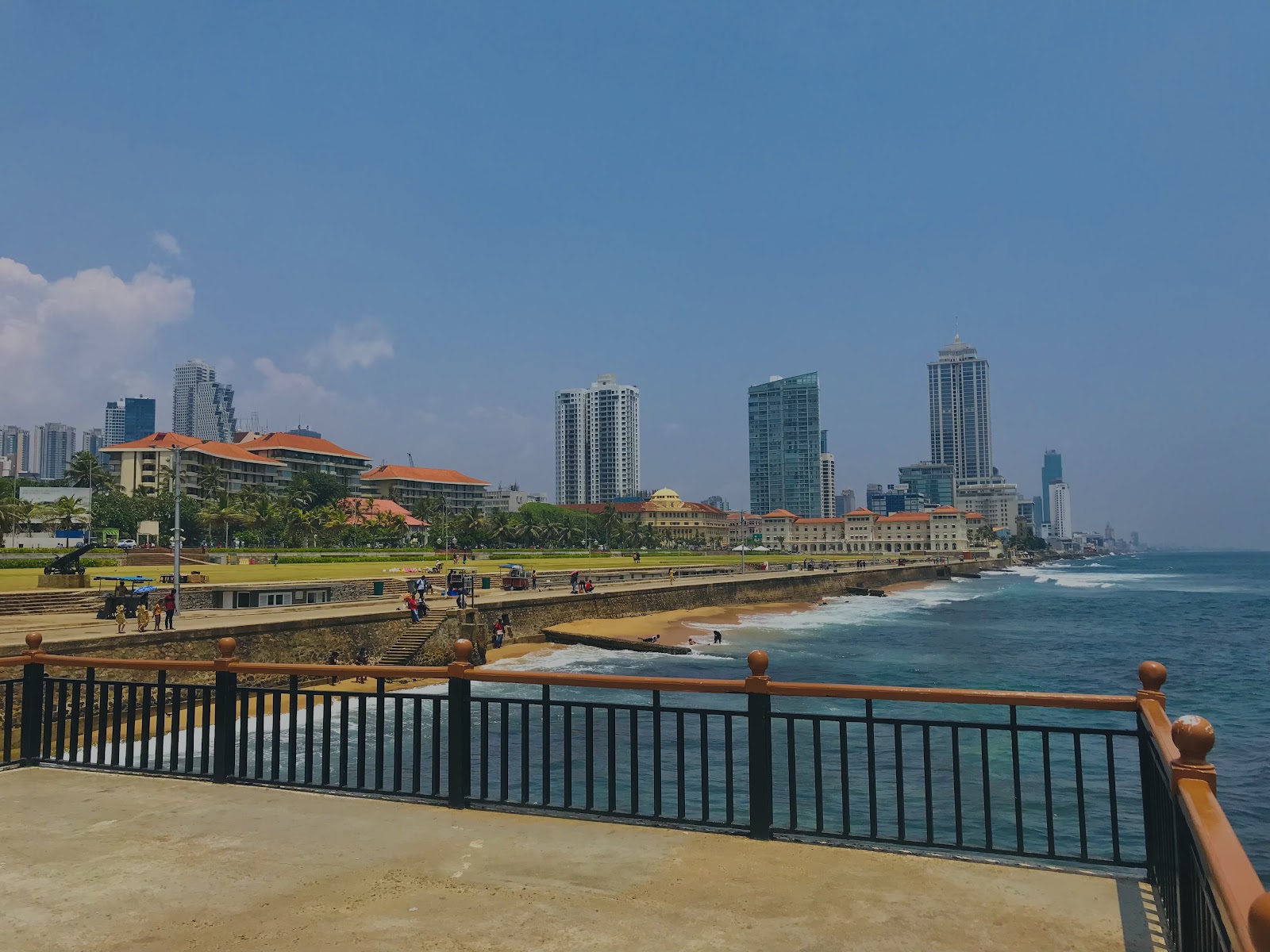Kolombo Sri Lanka: gdzie nocować? Hotele i dzielnice 2026 1 Promenada Galle Face z wieżowcami Kolombo w tle