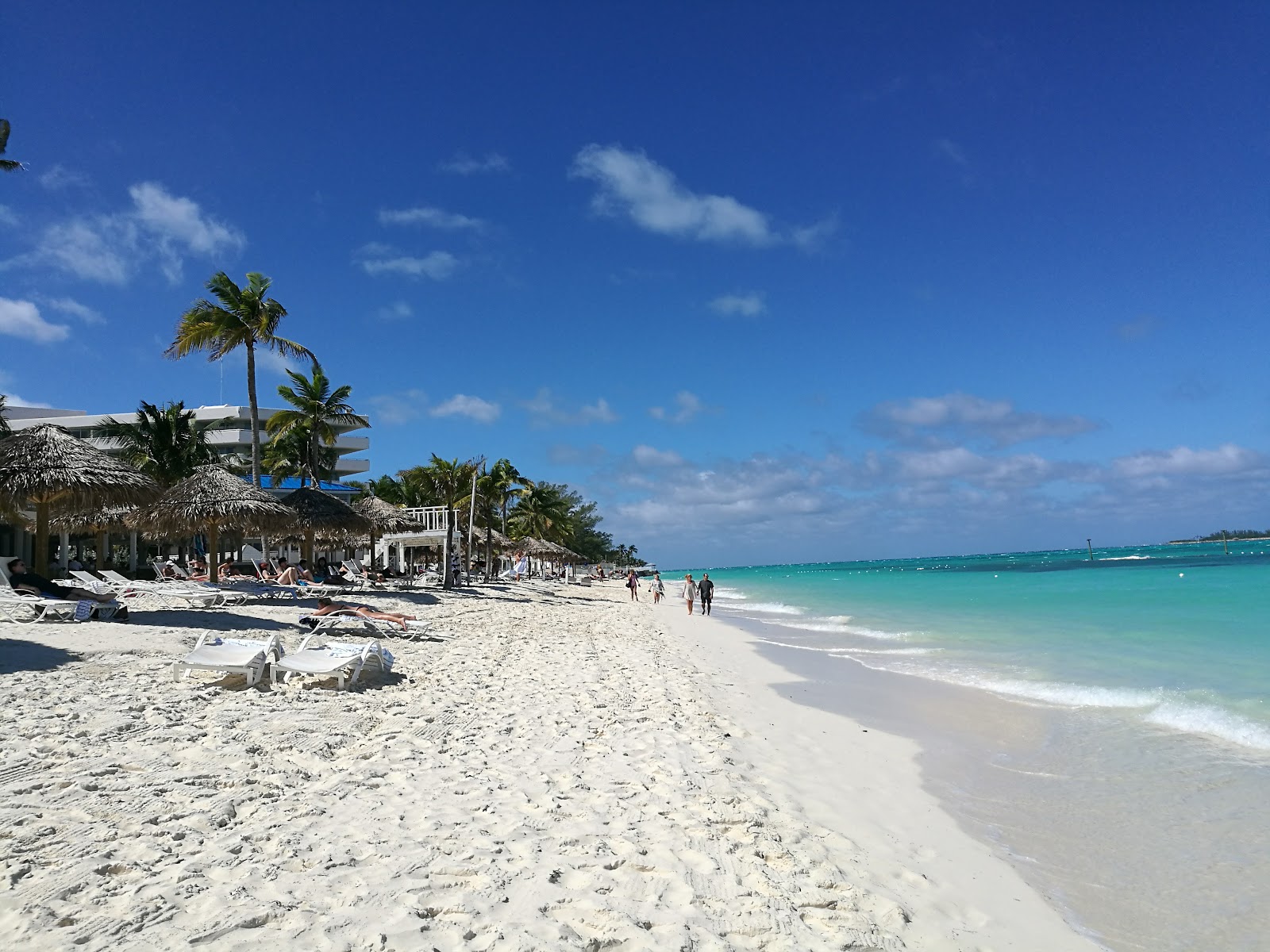 Nassau Bahamy: gdzie nocować? 18 hoteli i resortów 1 Biała plaża Cable Beach na wyspie New Providence