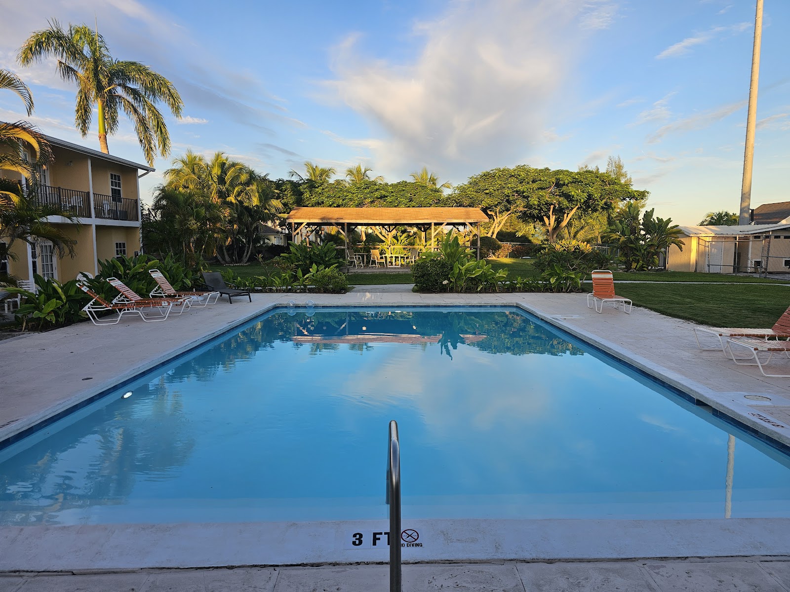 Nassau Bahamy: gdzie nocować? 18 hoteli i resortów 19 Hotel Orange Hill Beach Inn Hotel