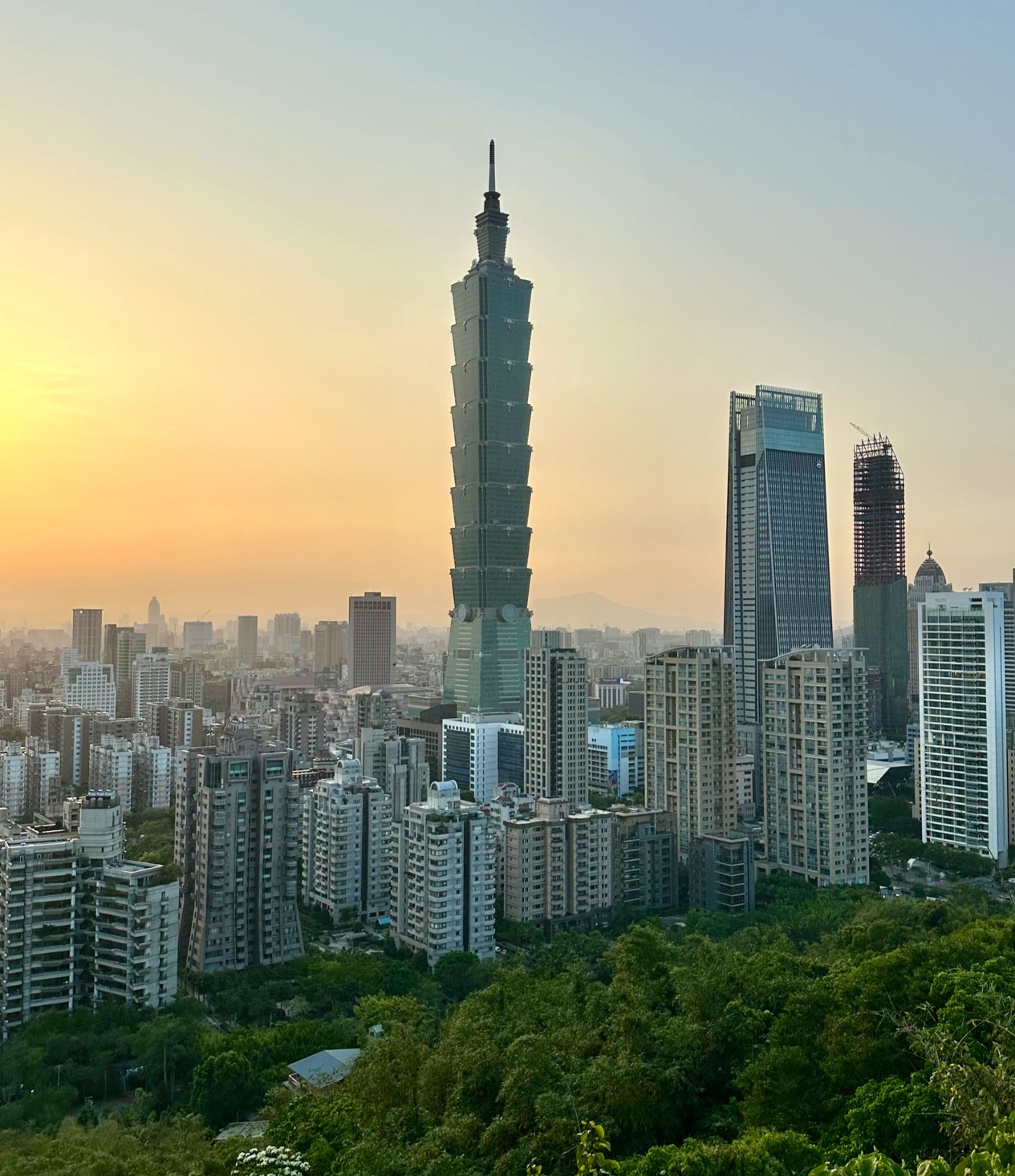 Gdzie spać w Tajpej: 18 hoteli według dzielnic w 2026 roku 1 Wieżowce Tajpej z Taipei 101 z Elephant Mountain