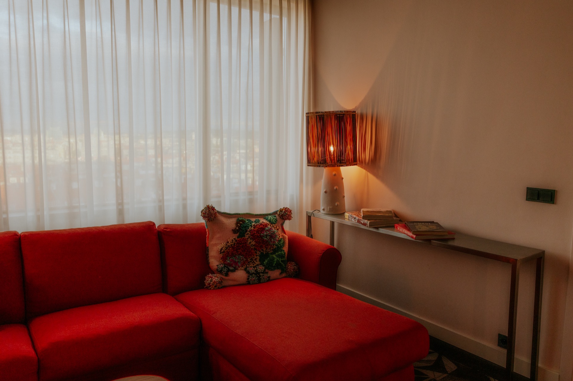 Mama Shelter Praha: recenze hotelu, kde vás hlídá Darth Vader 8 Obývací část pokoje Mama Shelter Praha s červenou sedačkou
