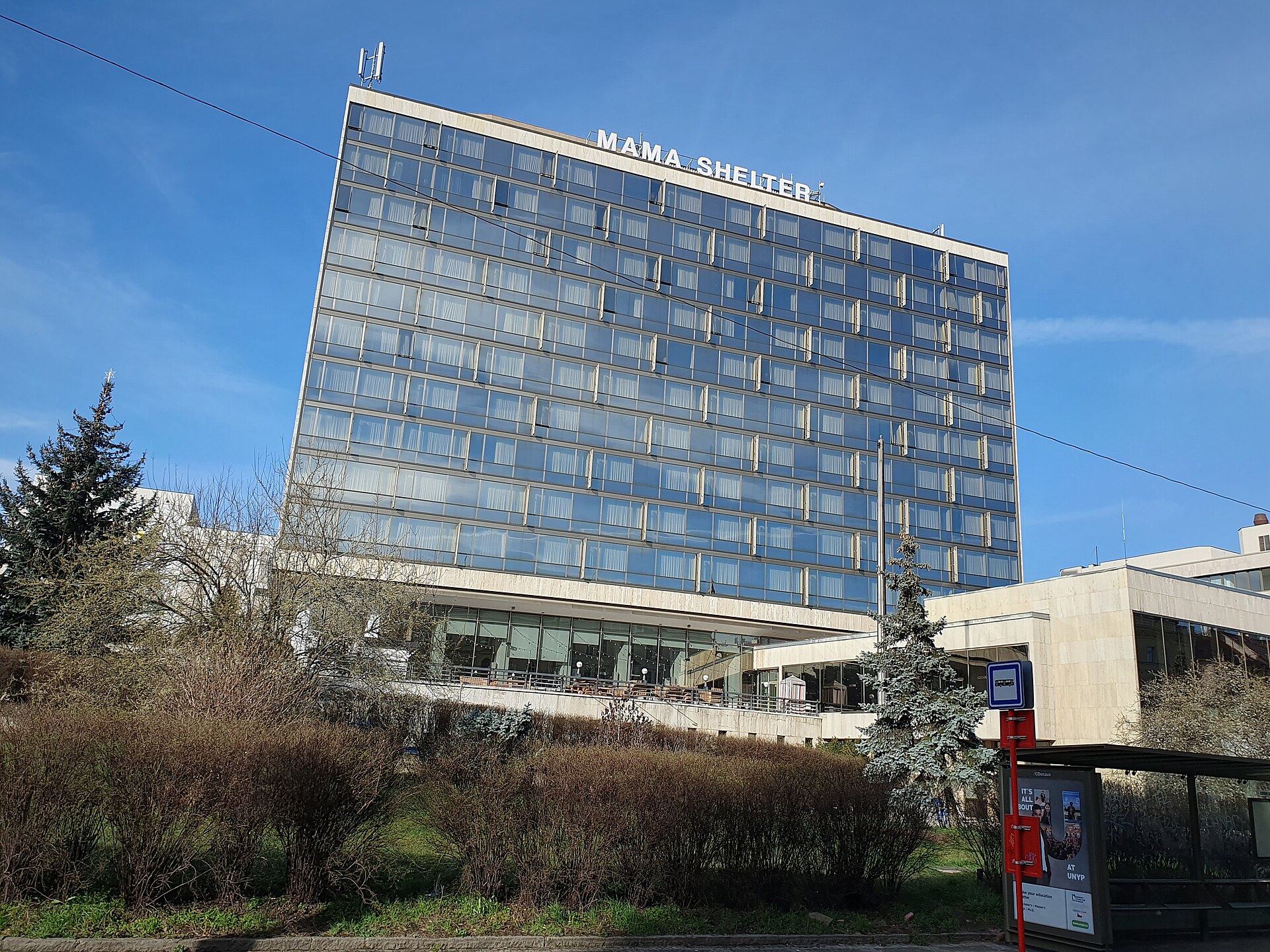 Mama Shelter Praha: recenze hotelu, kde vás hlídá Darth Vader 2 Budova hotelu Mama Shelter Prague ve Veletržní ulici v Holešovicích