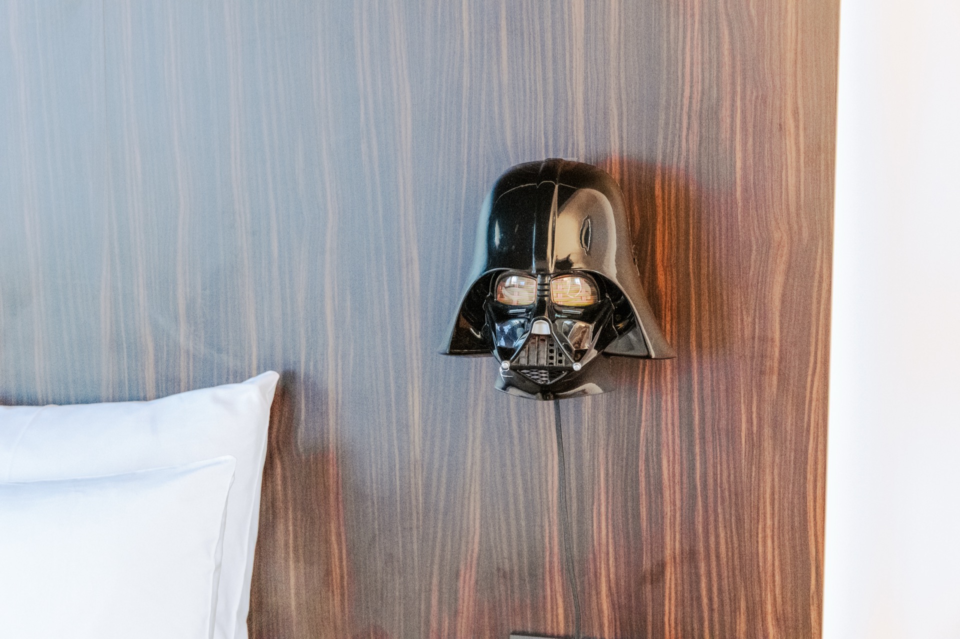 Mama Shelter Praha: recenze hotelu, kde vás hlídá Darth Vader 6 Maska Dartha Vadera na noční lampě v pokoji Mama Shelter Praha
