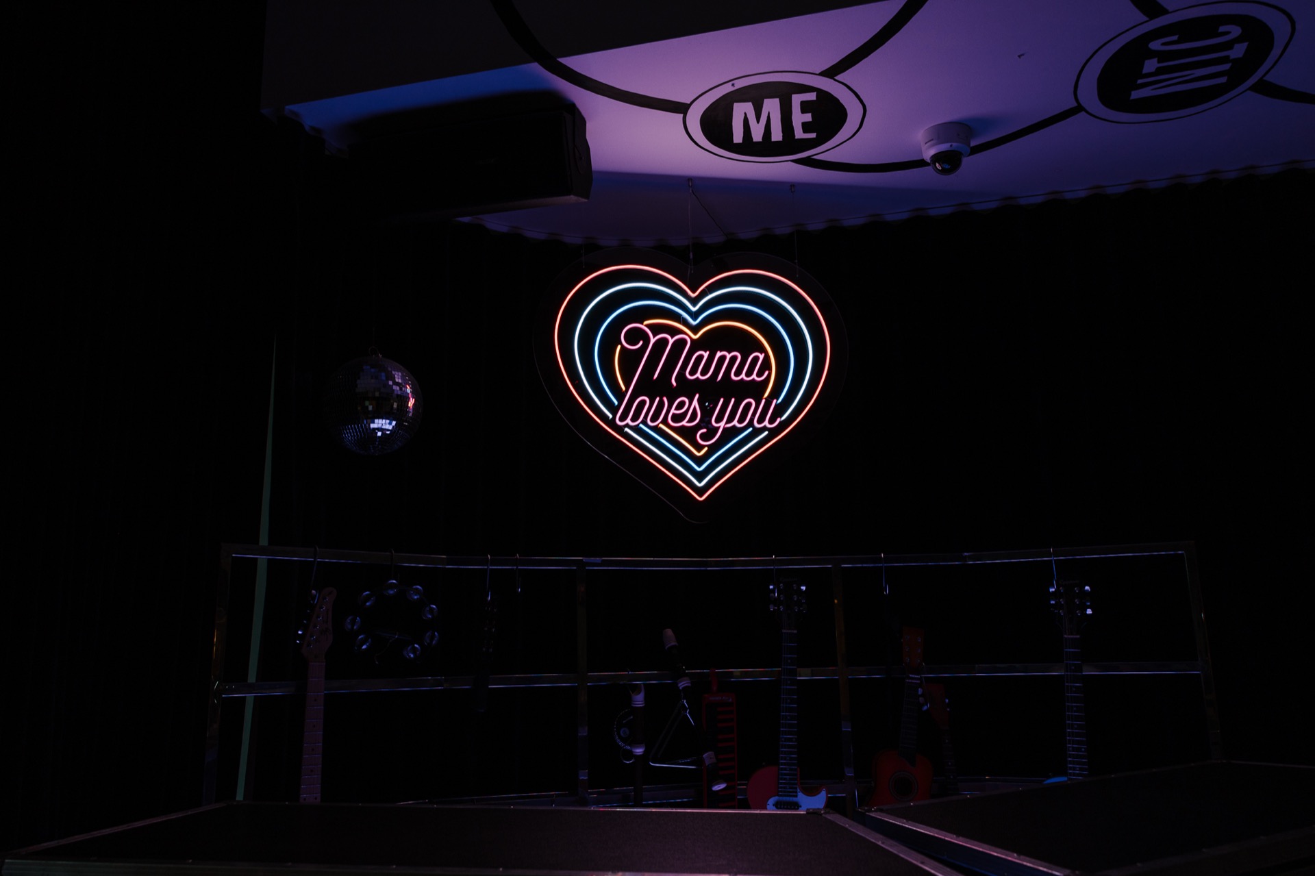 Mama Shelter Praha: recenze hotelu, kde vás hlídá Darth Vader 13 Neon Mama loves you v restauraci Mama Shelter Praha