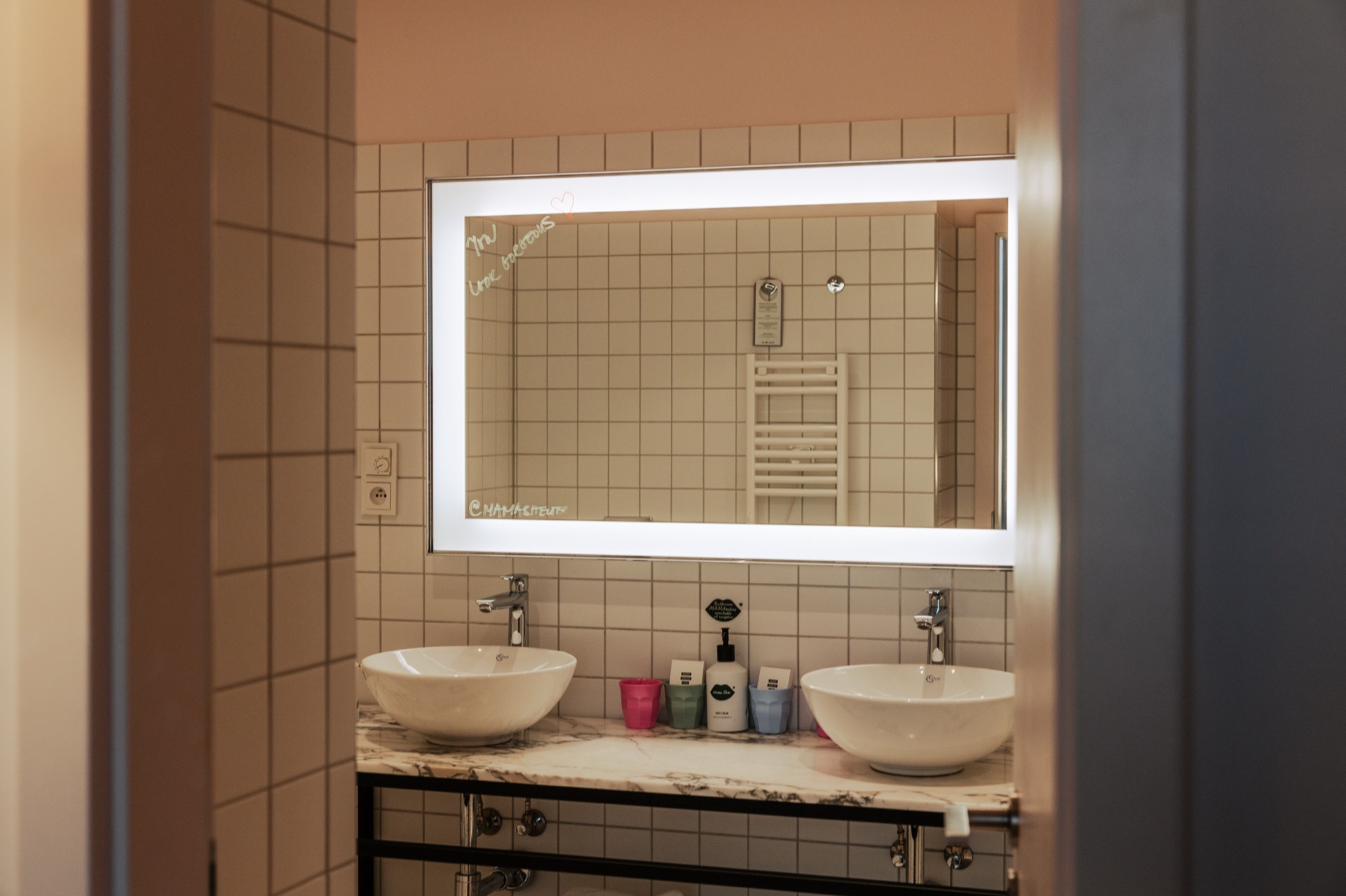 Mama Shelter Praha: recenze hotelu, kde vás hlídá Darth Vader 9 Koupelna se dvěma umyvadly v hotelu Mama Shelter Praha