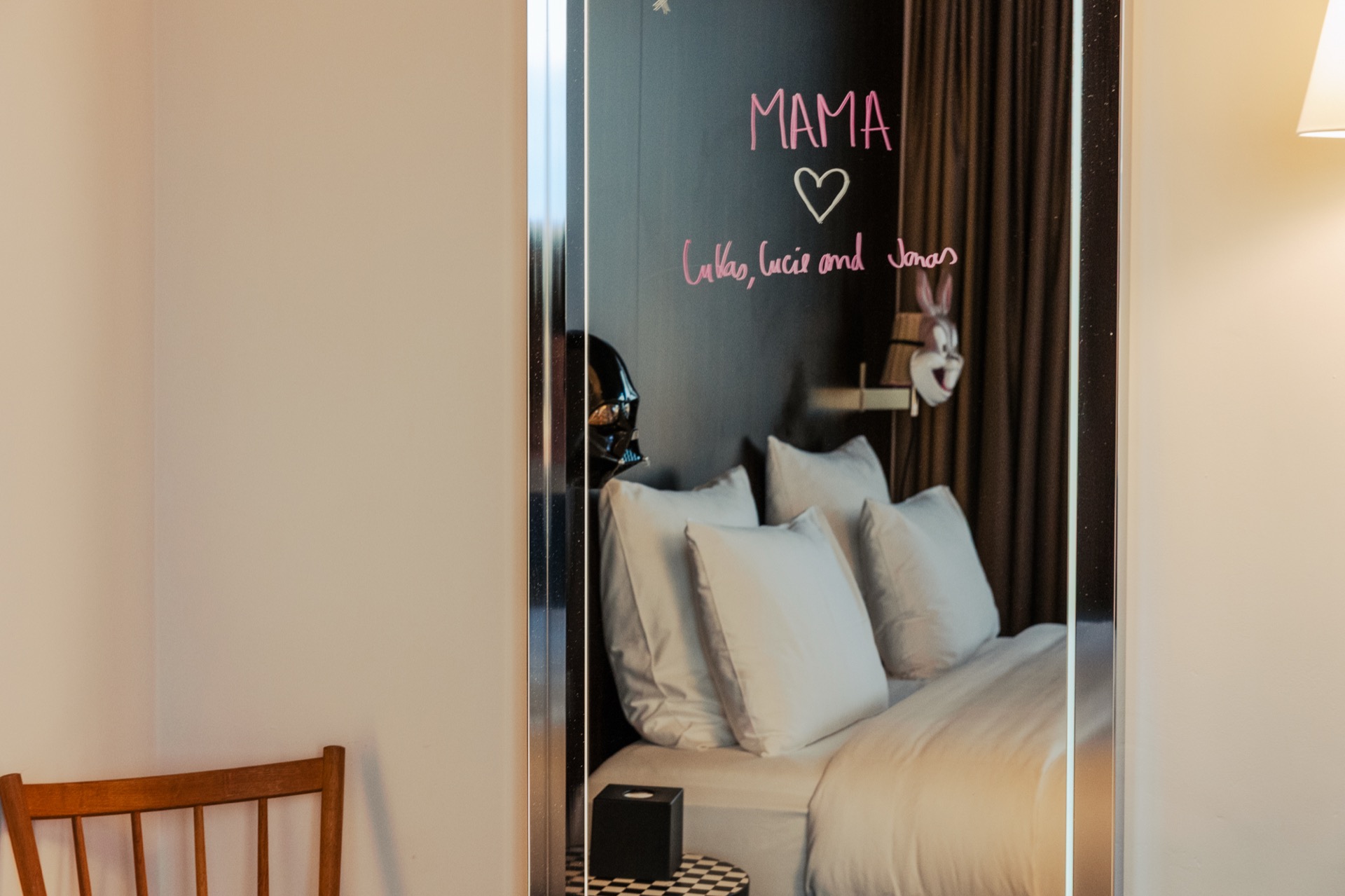 Mama Shelter Praha: recenze hotelu, kde vás hlídá Darth Vader 7 Křídový vzkaz MAMA na zrcadle v pokoji Mama Shelter Praha