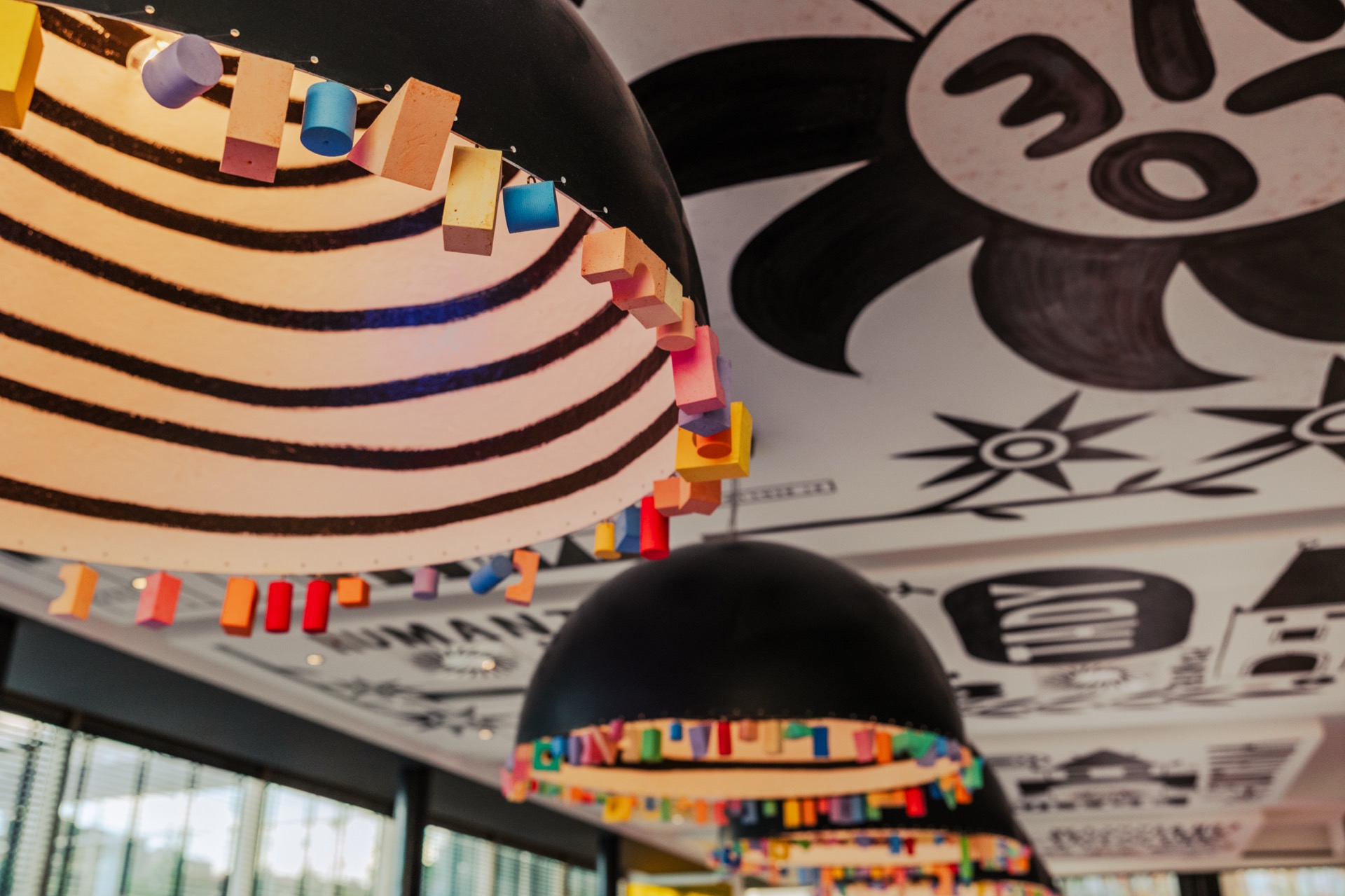 Mama Shelter Praha: recenze hotelu, kde vás hlídá Darth Vader 12 Lampy s ozdobami z kostiček Lego v restauraci Mama Shelter Praha