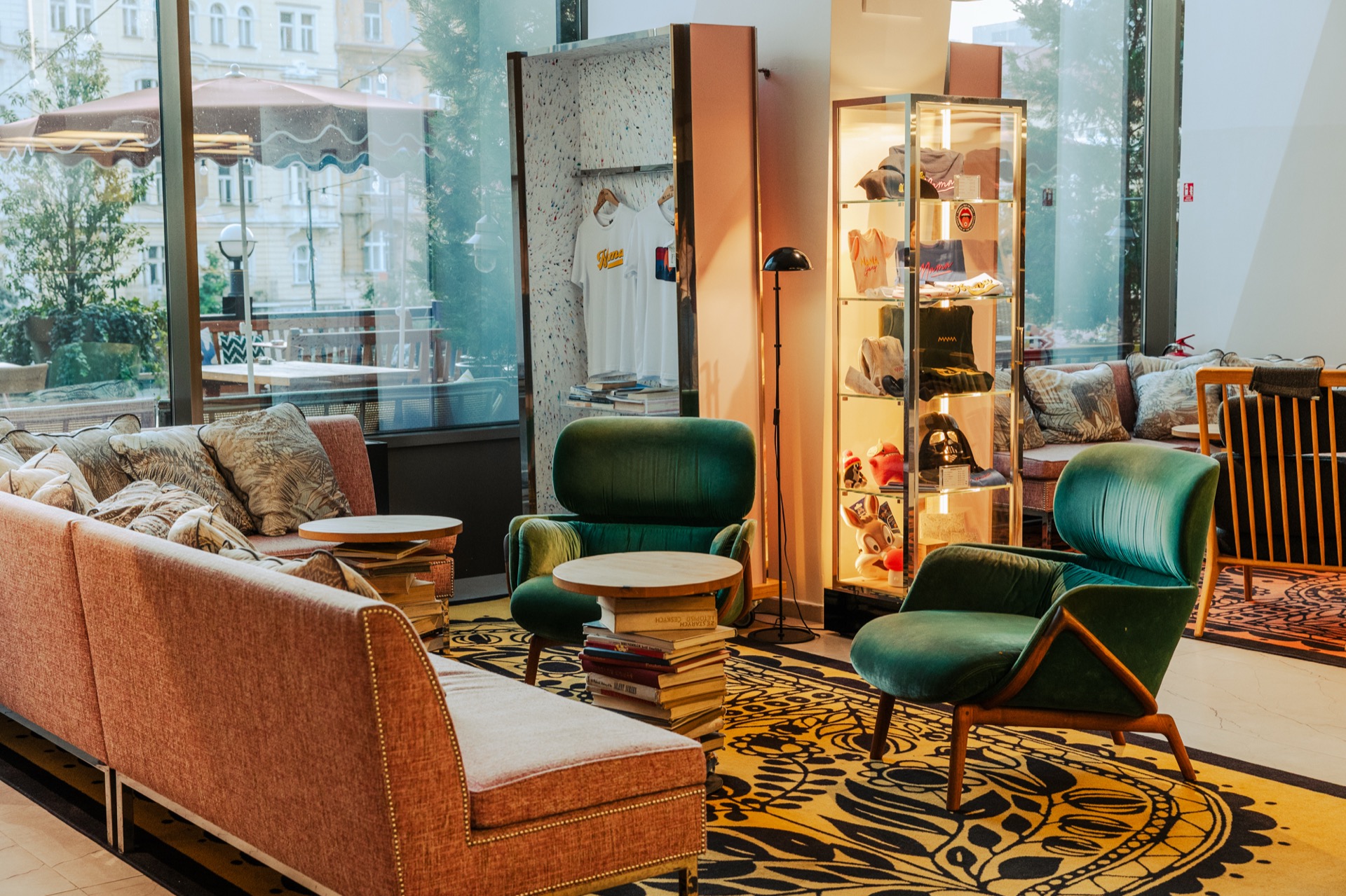 Mama Shelter Praha: recenze hotelu, kde vás hlídá Darth Vader 10 Lounge v Mama Shelter Praha se zelenými sametovými křesly