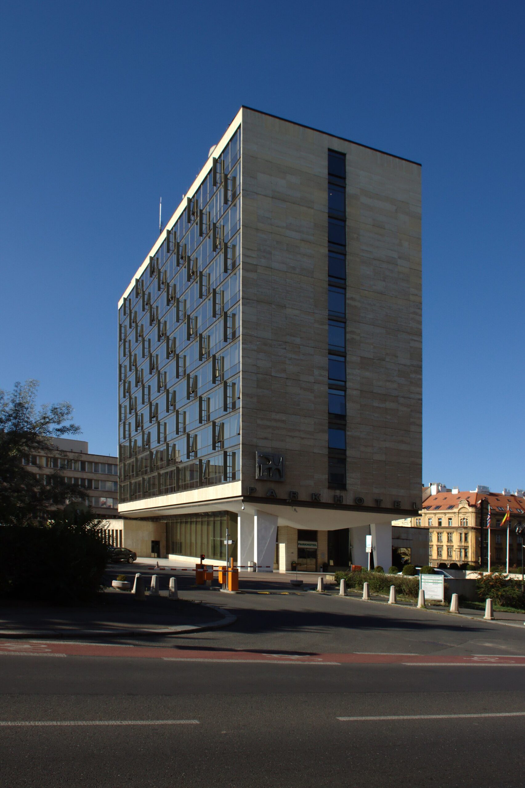Mama Shelter Praha: recenze hotelu, kde vás hlídá Darth Vader 3 Budova bývalého Parkhotelu Praha v roce 2012
