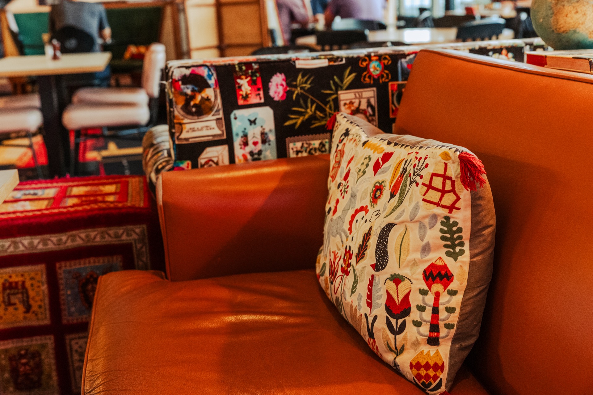 Mama Shelter Praha: recenze hotelu, kde vás hlídá Darth Vader 16 Detail potištěných polštářů v restauraci Mama Shelter Praha