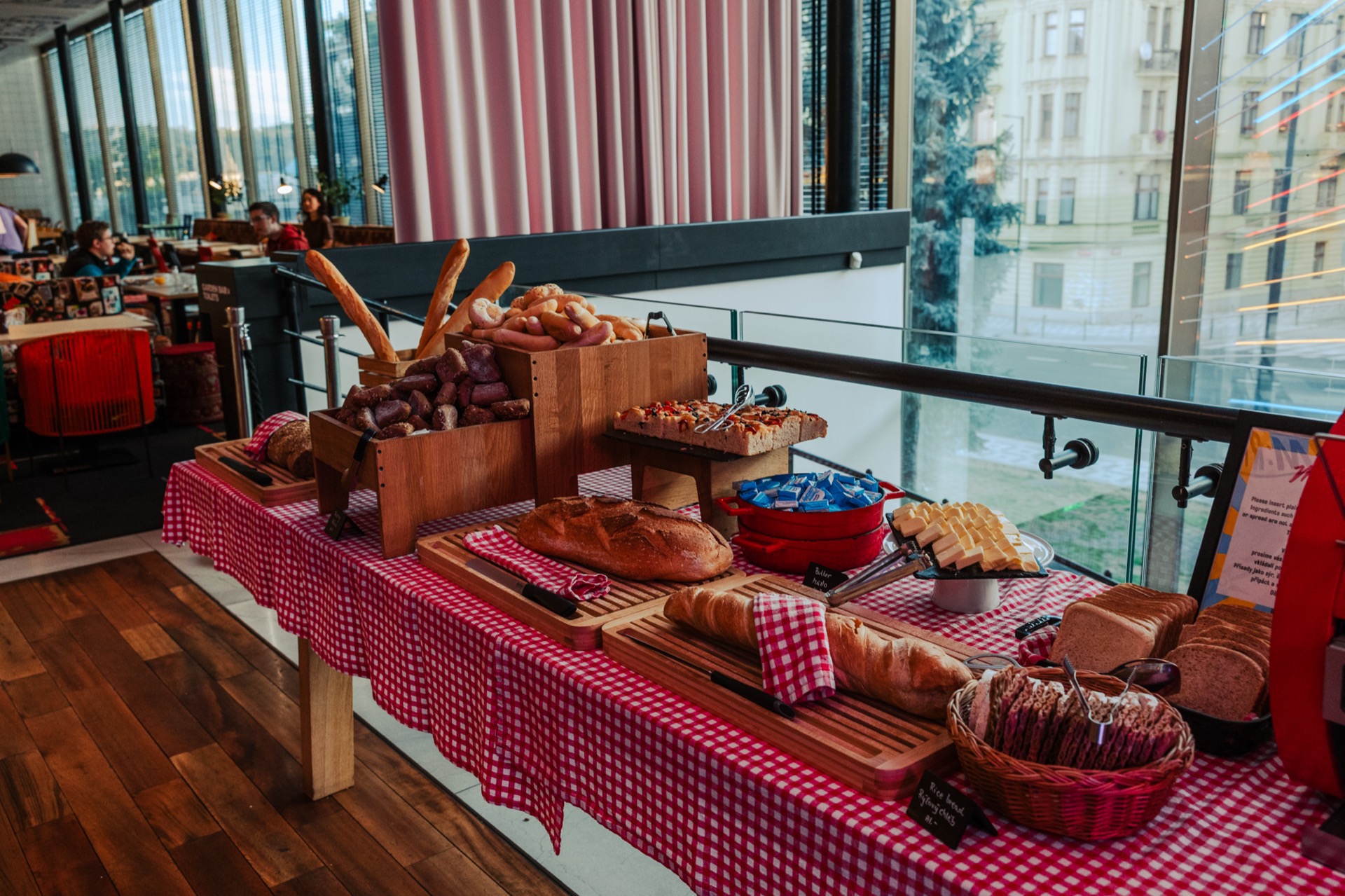 Mama Shelter Praha: recenze hotelu, kde vás hlídá Darth Vader 15 Snídaňový bufet s pečivem v Mama Shelter Praha