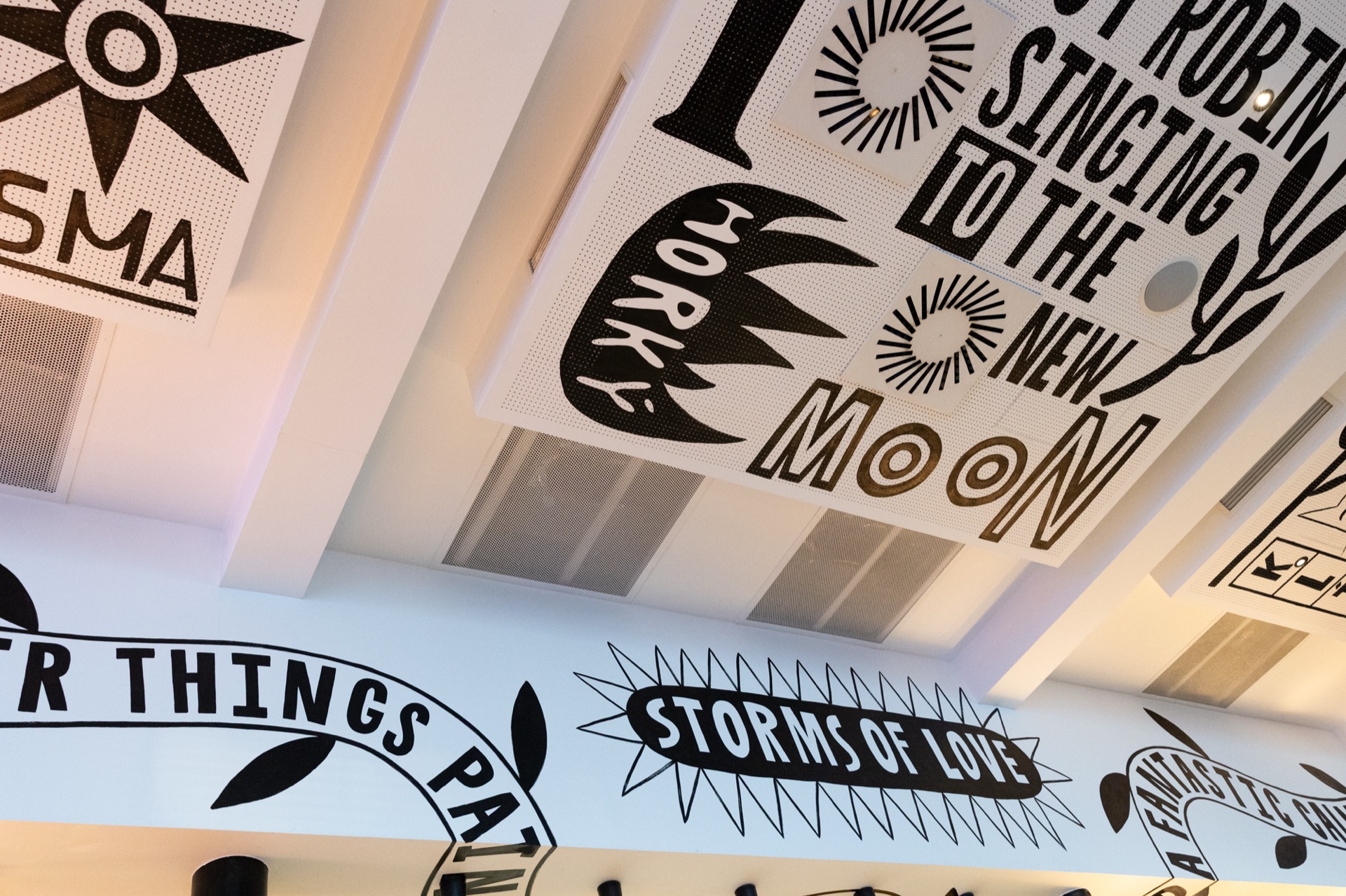 Mama Shelter Praha: recenze hotelu, kde vás hlídá Darth Vader 11 Ručně malované nápisy na stropě restaurace Mama Shelter Praha