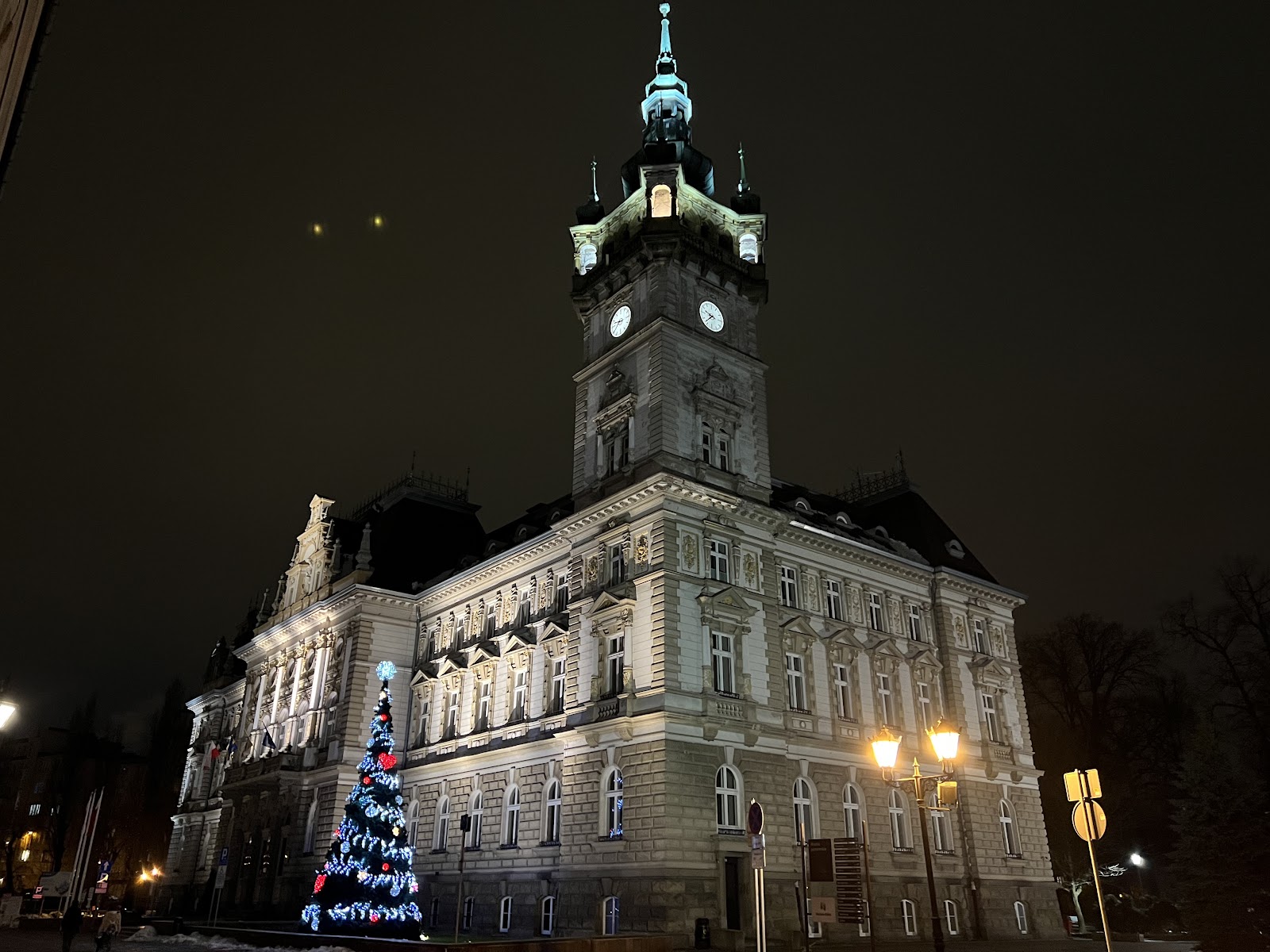Mercados navideños de Bielsko-Biała 2026: fechas y programa 3 Ayuntamiento de Bielsko-Biała con árbol de Navidad