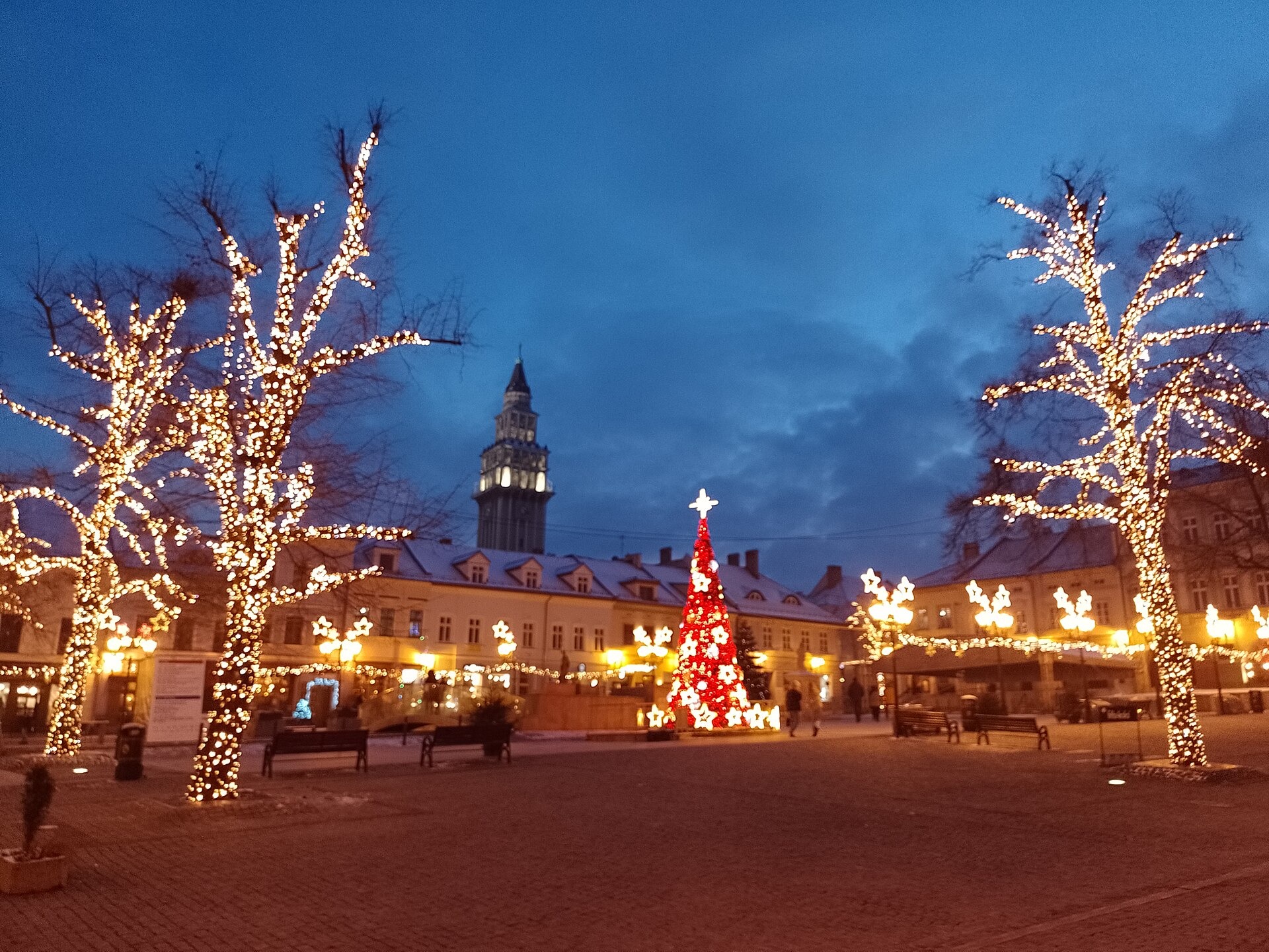Mercados navideños de Bielsko-Biała 2026: fechas y programa 1 Rynek en Bielsko-Biała con iluminación navideña al atardecer