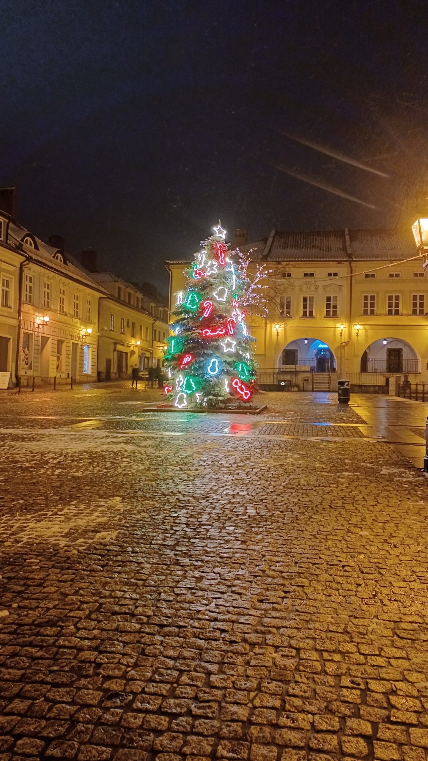 Mercados navideños de Bielsko-Biała 2026: fechas y programa 2 Árbol de Navidad en la Rynek de Bielsko-Biała por la noche