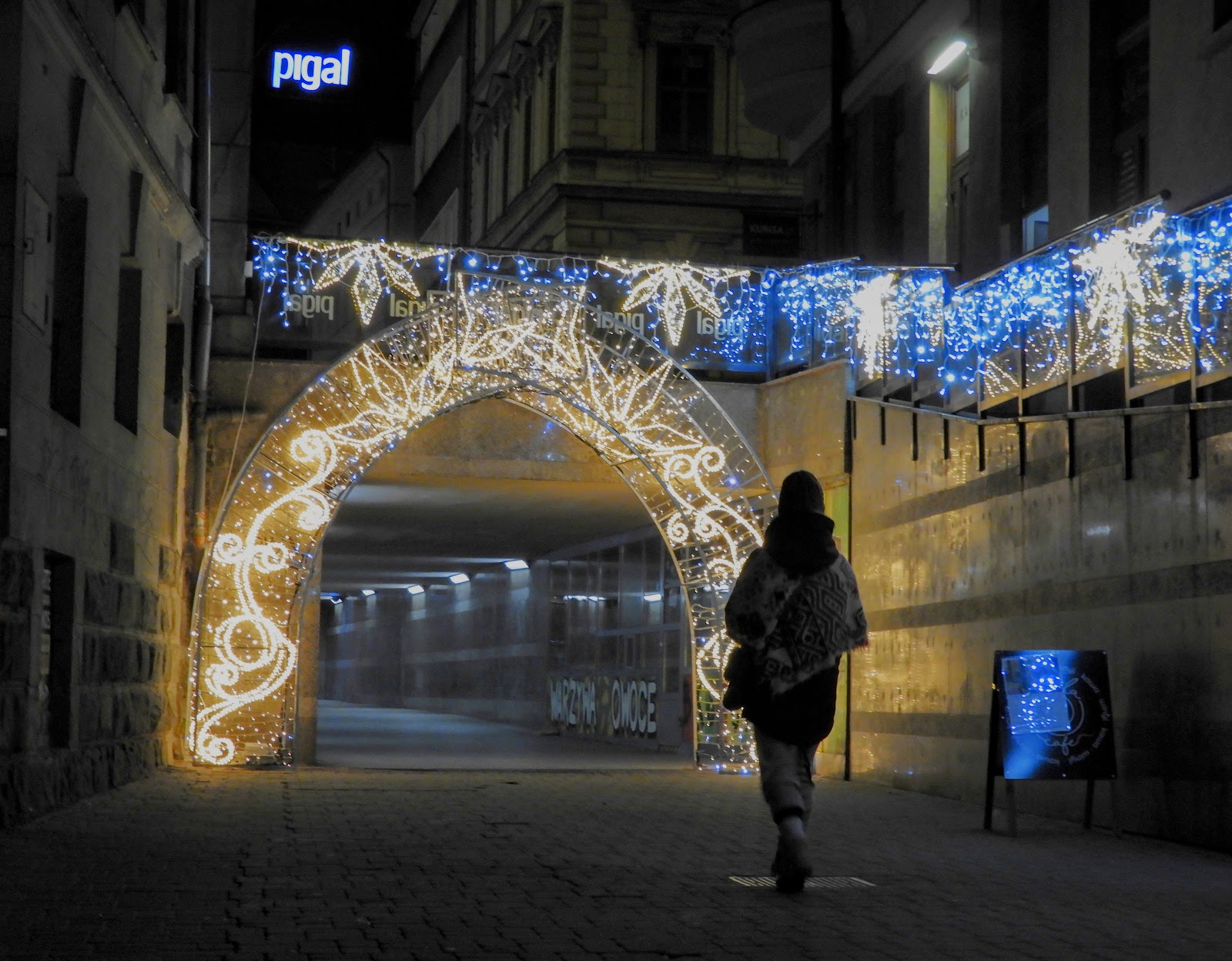 Mercados navideños de Bielsko-Biała 2026: fechas y programa 4 Arco luminoso navideño en el centro de Bielsko-Biała
