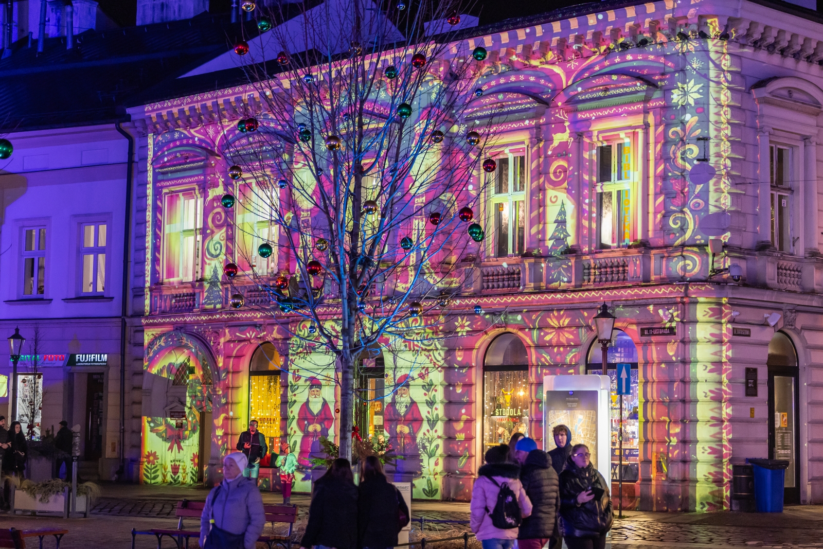 Mercados navideños de Bielsko-Biała 2026: fechas y programa 9 Decoración luminosa navideña junto al ayuntamiento de Bielsko-Biała