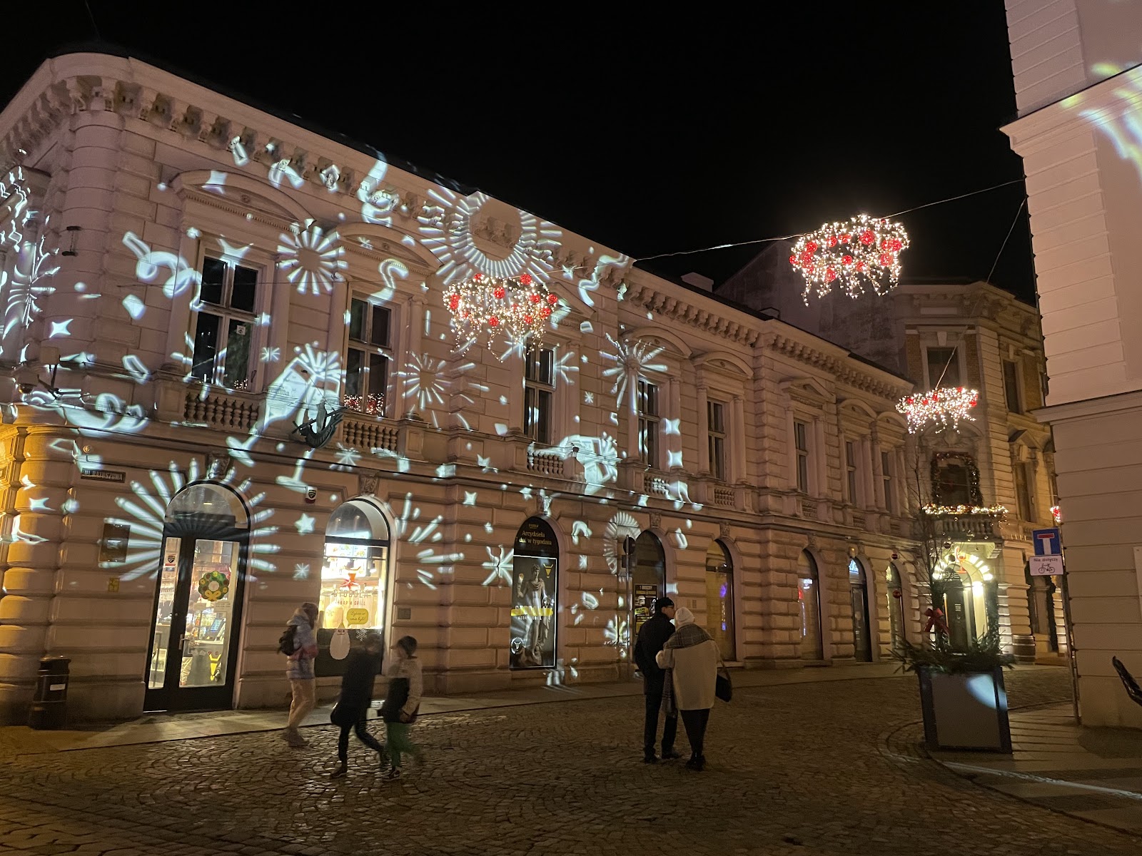 Mercados navideños de Bielsko-Biała 2026: fechas y programa 8 Proyección luminosa navideña en fachada del centro de Bielsko-Biała