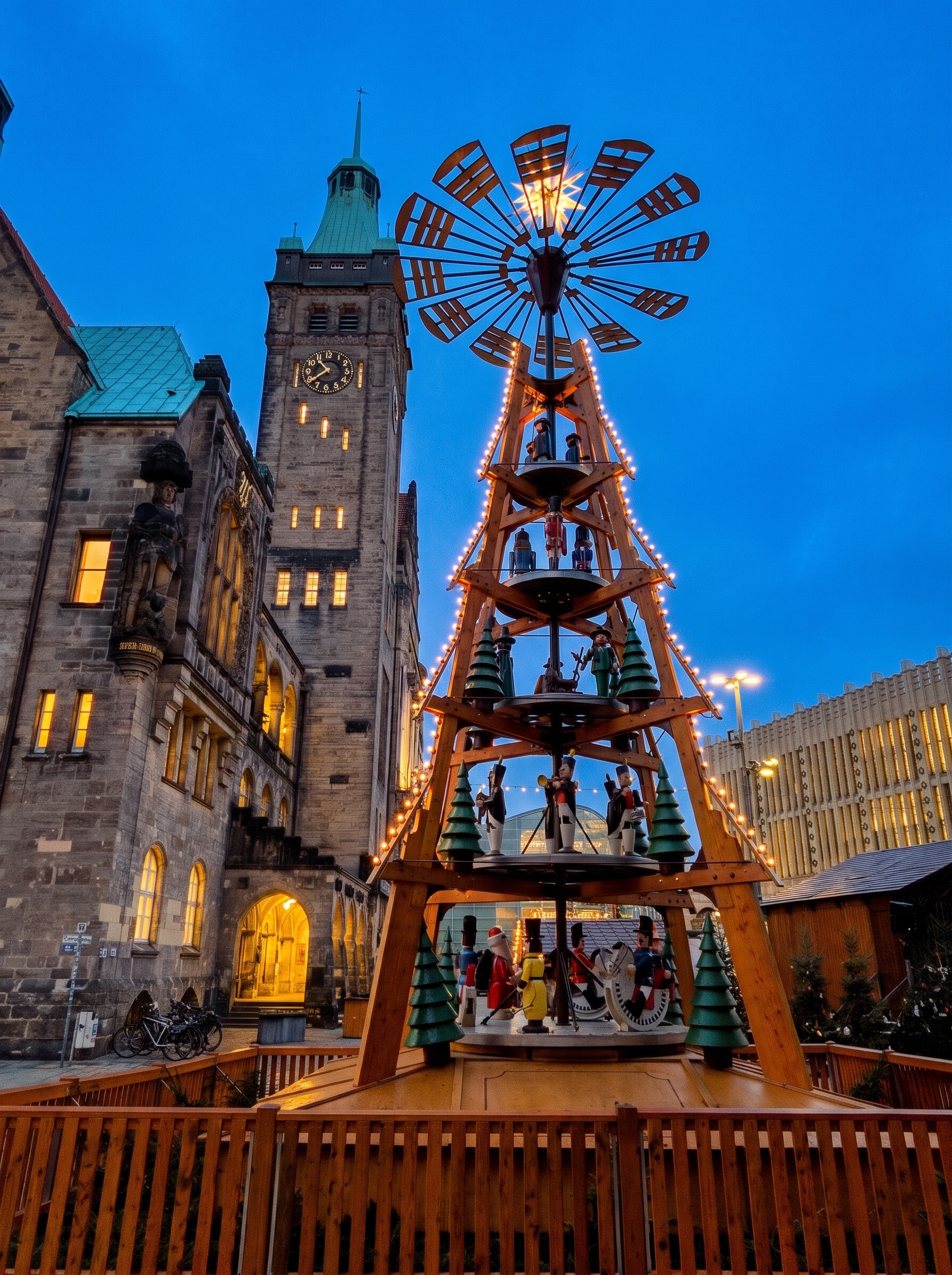 Chemnitz Christmas Market 2026: Pyramid & Bergparade 10 The twelve-metre Christmas pyramid next to the town hall in Chemnitz at night