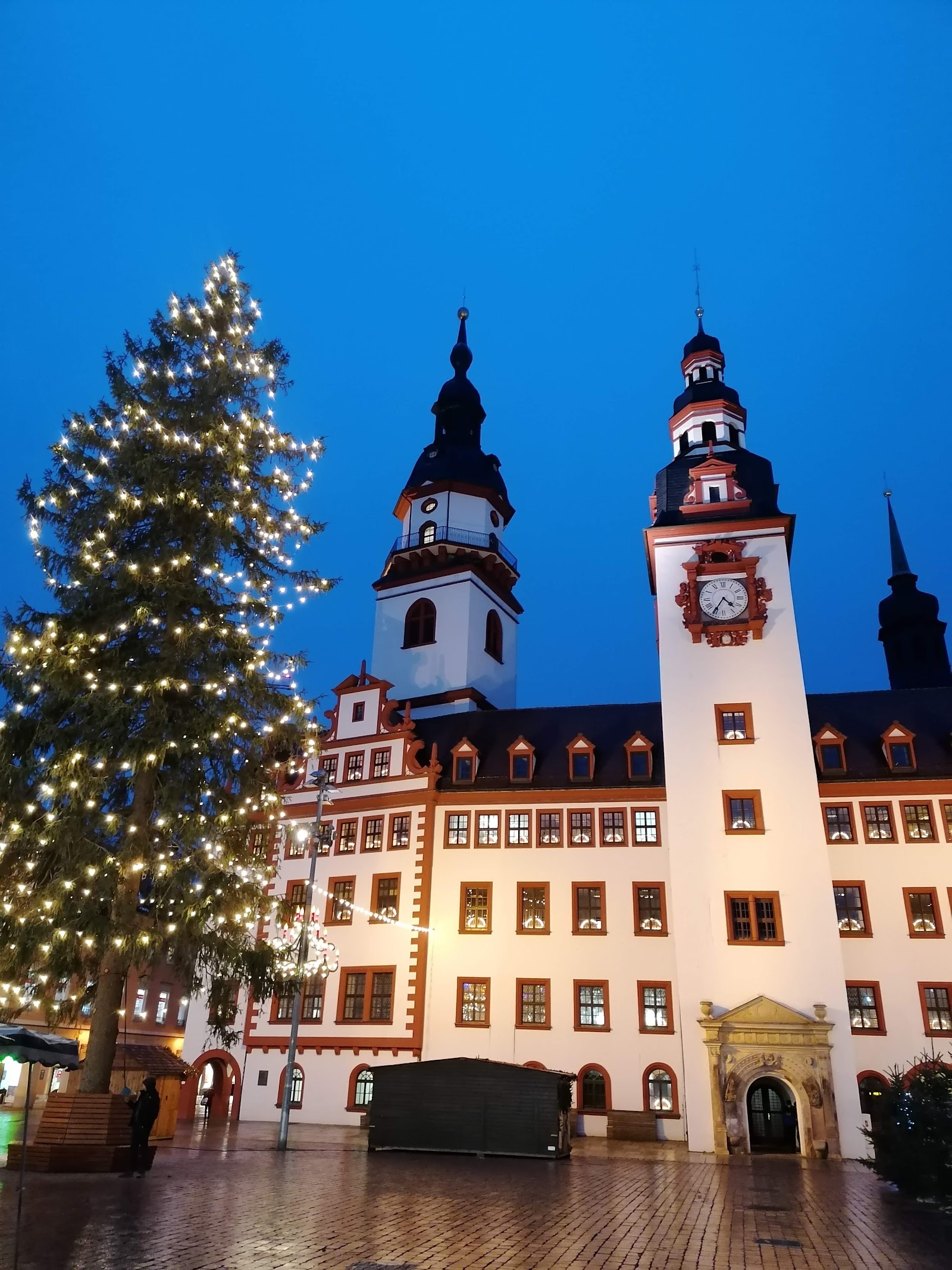 Chemnitz Christmas Market 2026: Pyramid & Bergparade 2 Old Town Hall in Chemnitz with a Christmas tree