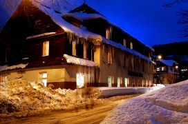 Jelenia Góra karácsonyi vásár 2026: jarmark és Karpacz 5 Hegyvidéki hotel a Krkonoše-hegységben téli este