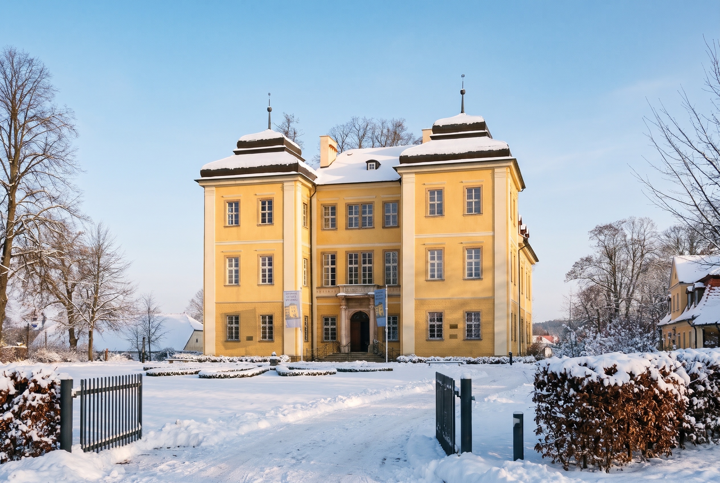 Jelenia Góra karácsonyi vásár 2026: jarmark és Karpacz 20 A Łomnica-palota a Paloták Völgyében