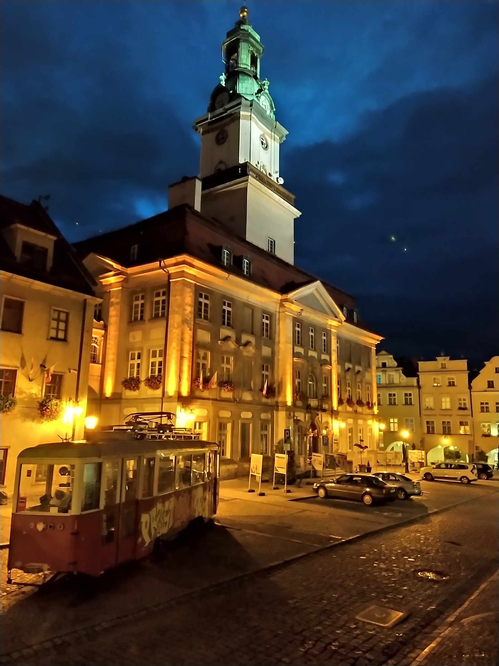 Jelenia Góra karácsonyi vásár 2026: jarmark és Karpacz 1 A városháza a Plac Ratuszowyon Jelenia Górában este
