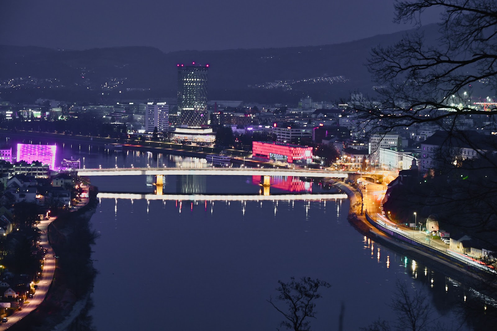 Weihnachtsmärkte Linz 2026: 5 Märkte, Bimmelbahn und Parken 18 Donau und Uferpromenade von Linz bei Nacht