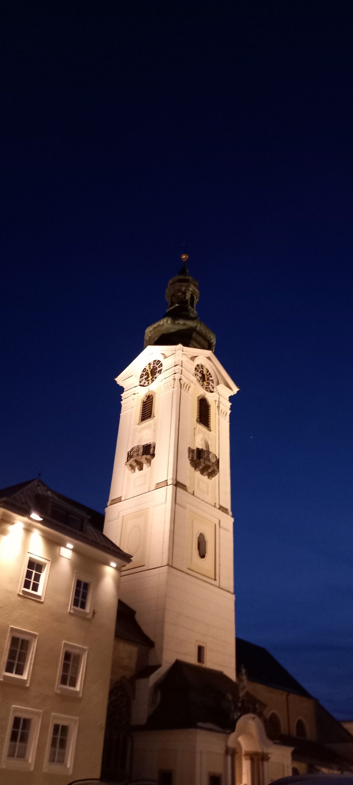 Weihnachtsmärkte Linz 2026: 5 Märkte, Bimmelbahn und Parken 17 Freistadt am Abend mit beleuchtetem Turm