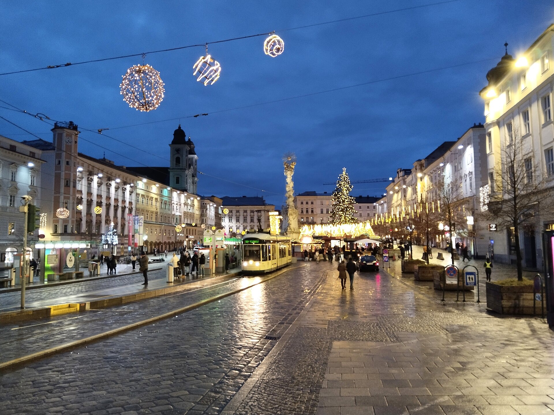 Weihnachtsmärkte Linz 2026: 5 Märkte, Bimmelbahn und Parken 2 Adventliche Beleuchtung am Hauptplatz in Linz