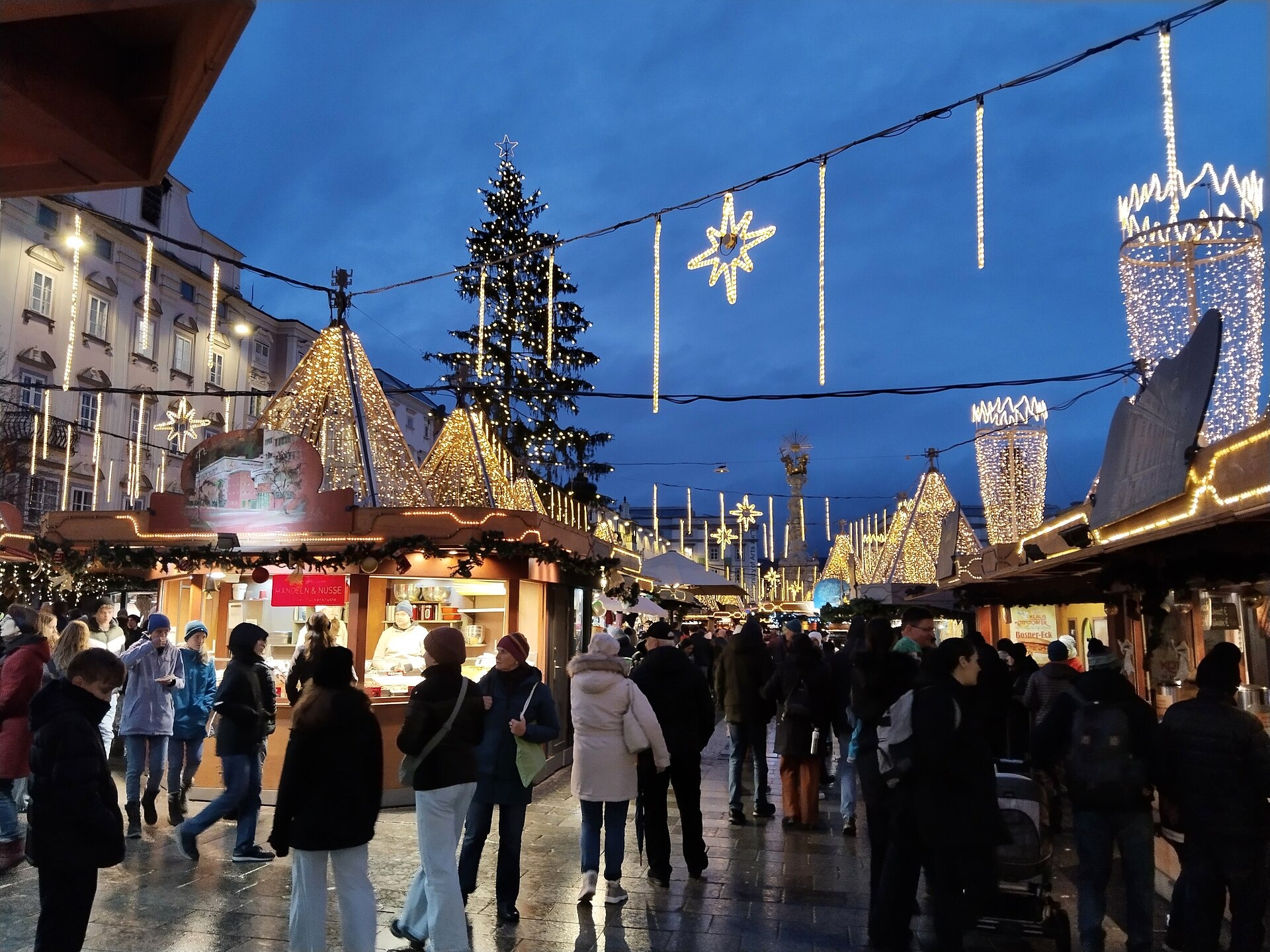 Weihnachtsmärkte Linz 2026: 5 Märkte, Bimmelbahn und Parken 1 Christkindlmarkt am Hauptplatz in Linz zur blauen Stunde