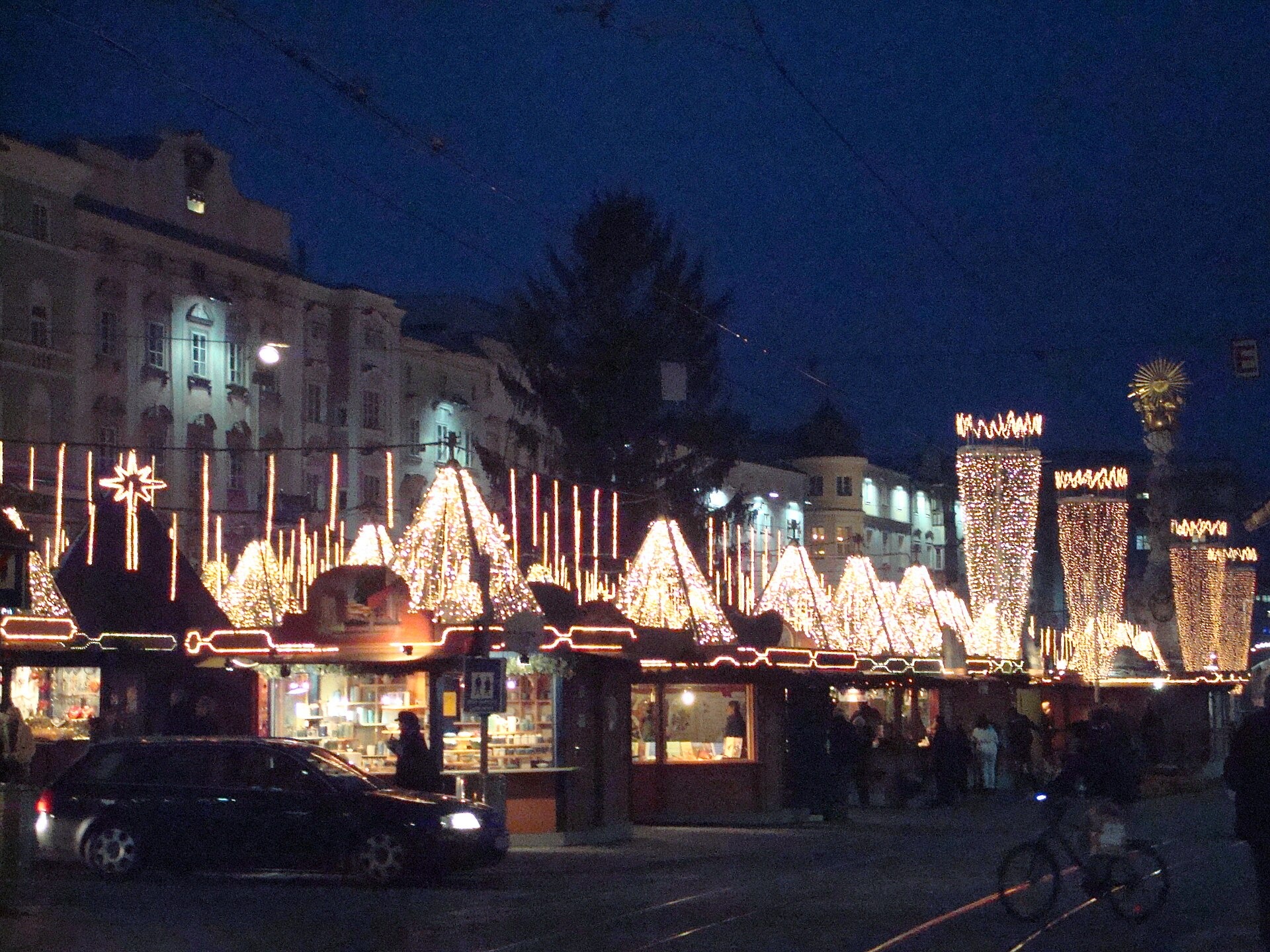 Weihnachtsmärkte Linz 2026: 5 Märkte, Bimmelbahn und Parken 4 Beleuchtete Stände des Christkindlmarkts am Hauptplatz