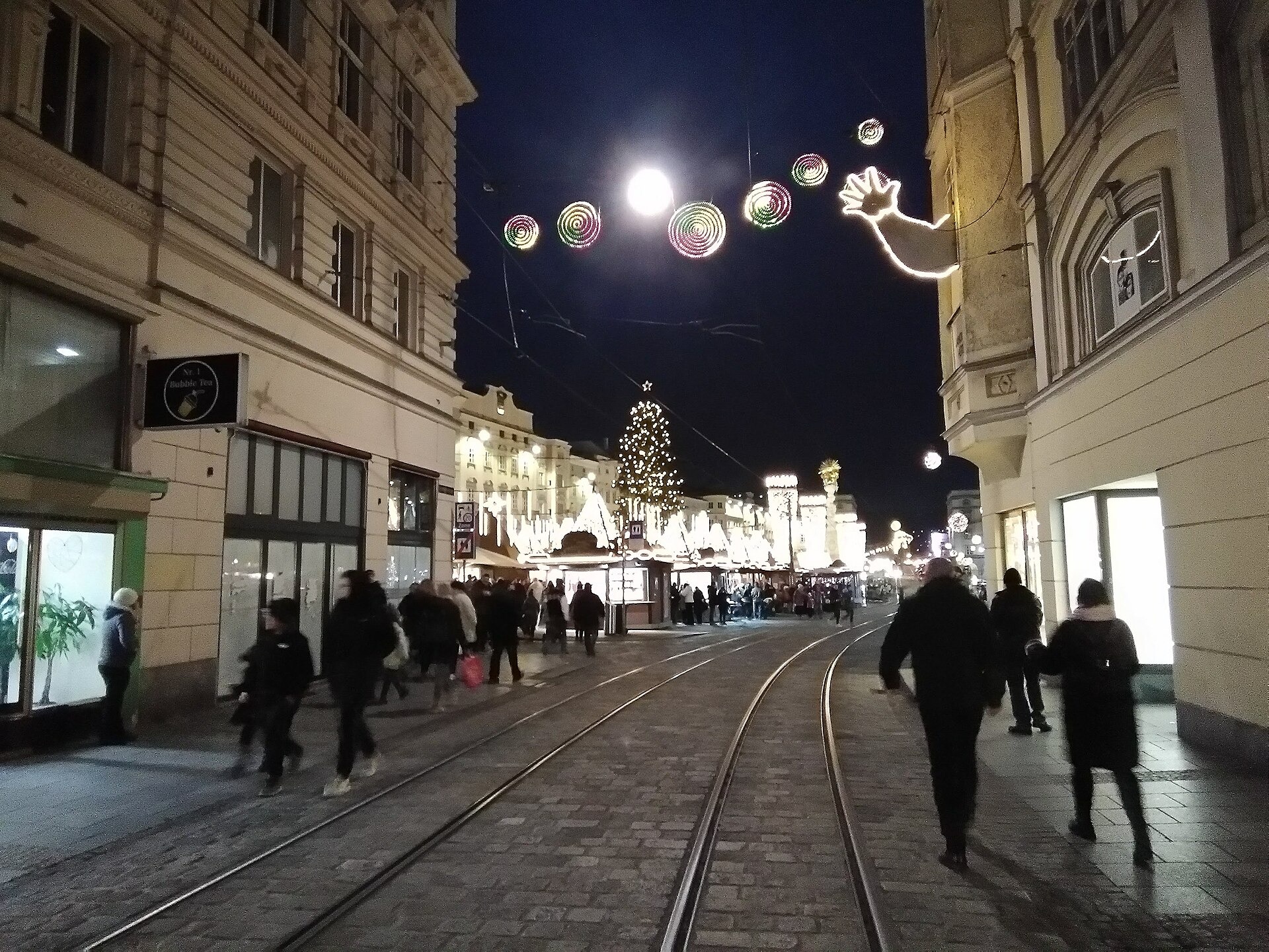 Weihnachtsmärkte Linz 2026: 5 Märkte, Bimmelbahn und Parken 14 Adventsstraße im Zentrum von Linz