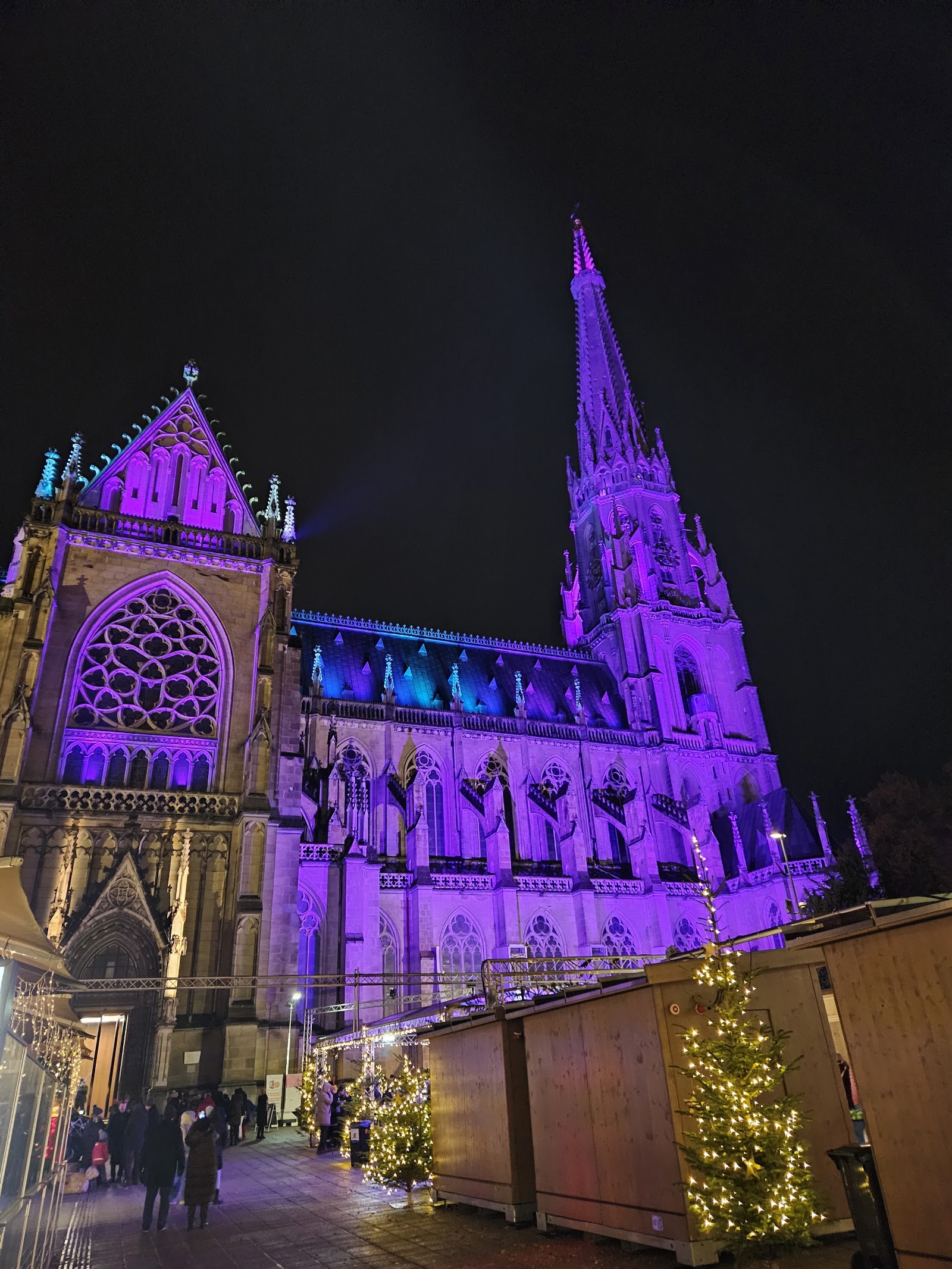 Weihnachtsmärkte Linz 2026: 5 Märkte, Bimmelbahn und Parken 9 Beleuchteter Mariendom in Linz