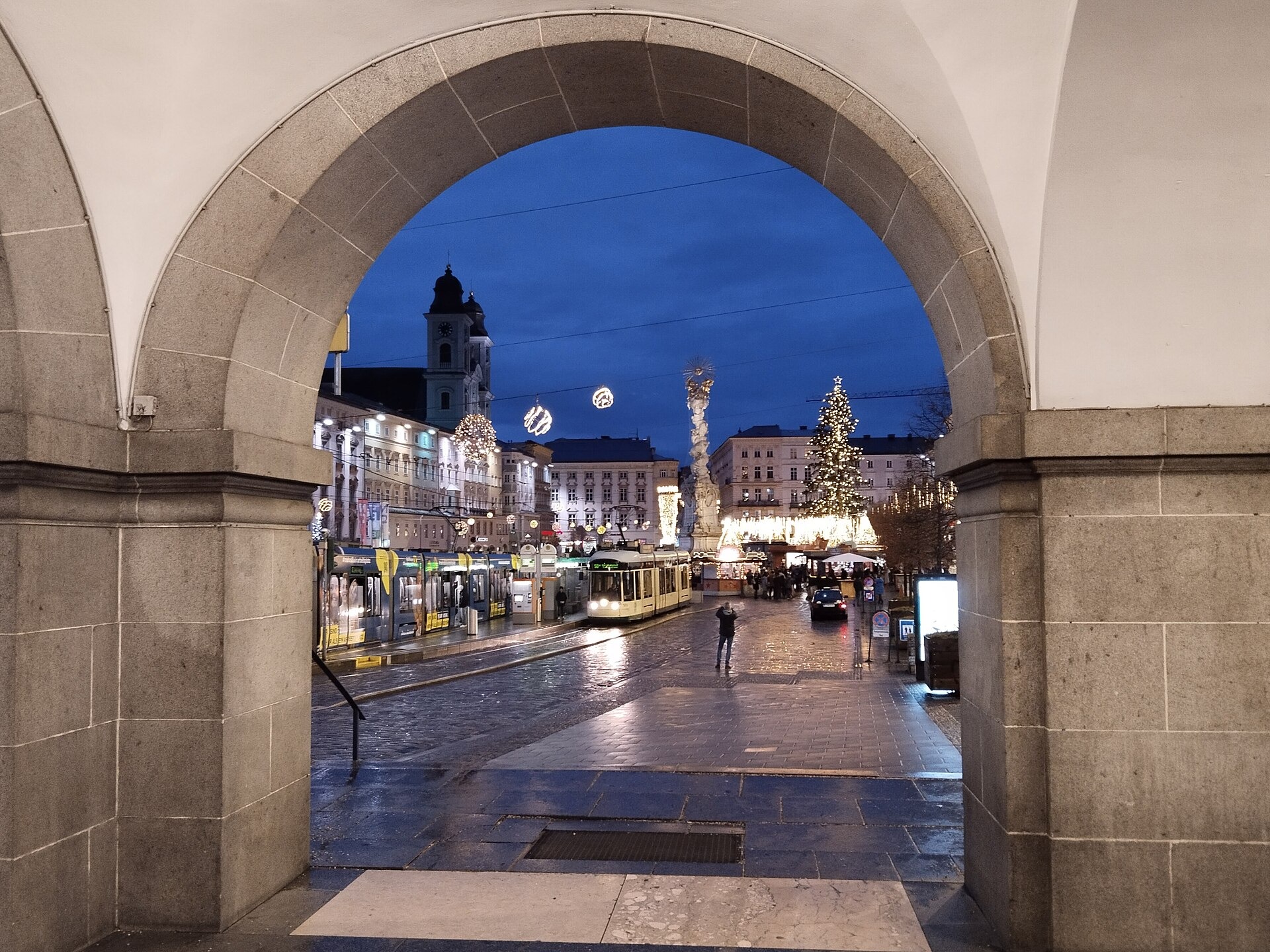 Weihnachtsmärkte Linz 2026: 5 Märkte, Bimmelbahn und Parken 3 Blick aus den Arkaden auf den weihnachtlichen Hauptplatz in Linz