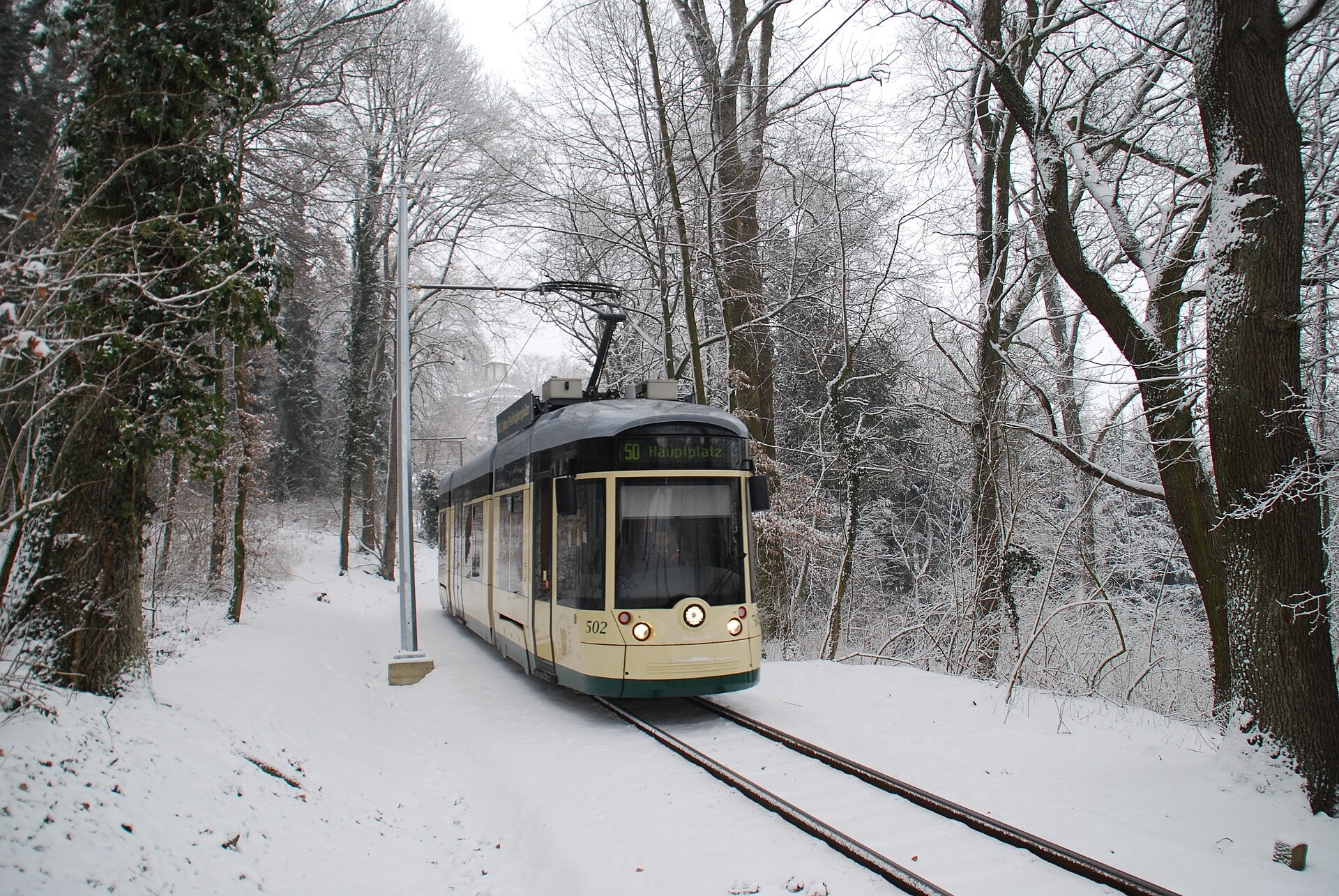 Weihnachtsmärkte Linz 2026: 5 Märkte, Bimmelbahn und Parken 15 Pöstlingbergbahn im verschneiten Wald