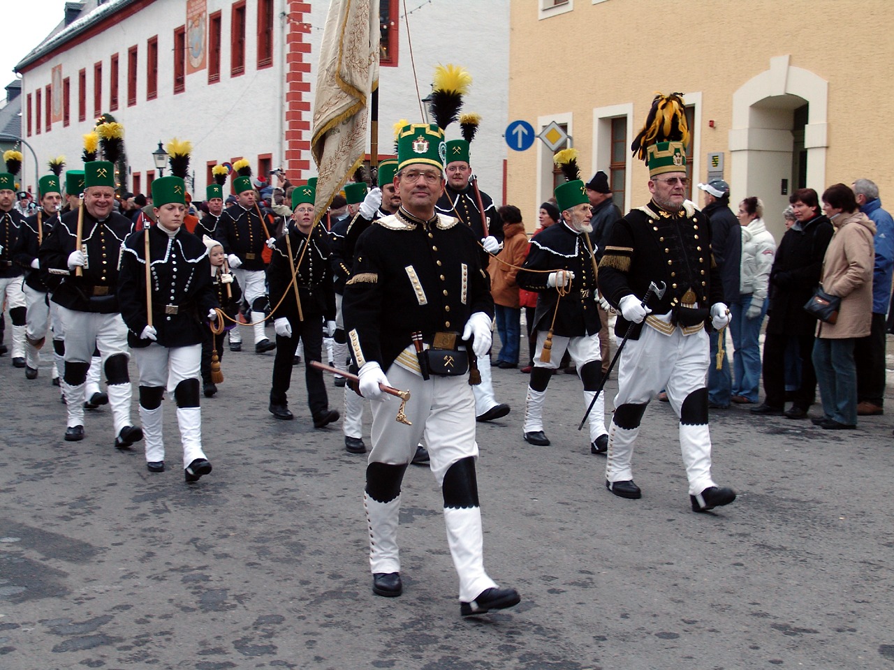 Mercados Navideños de Marienberg 2026: Bergparade y Consejos 8 Mineros con trajes tradicionales en la Bergparade de Marienberg