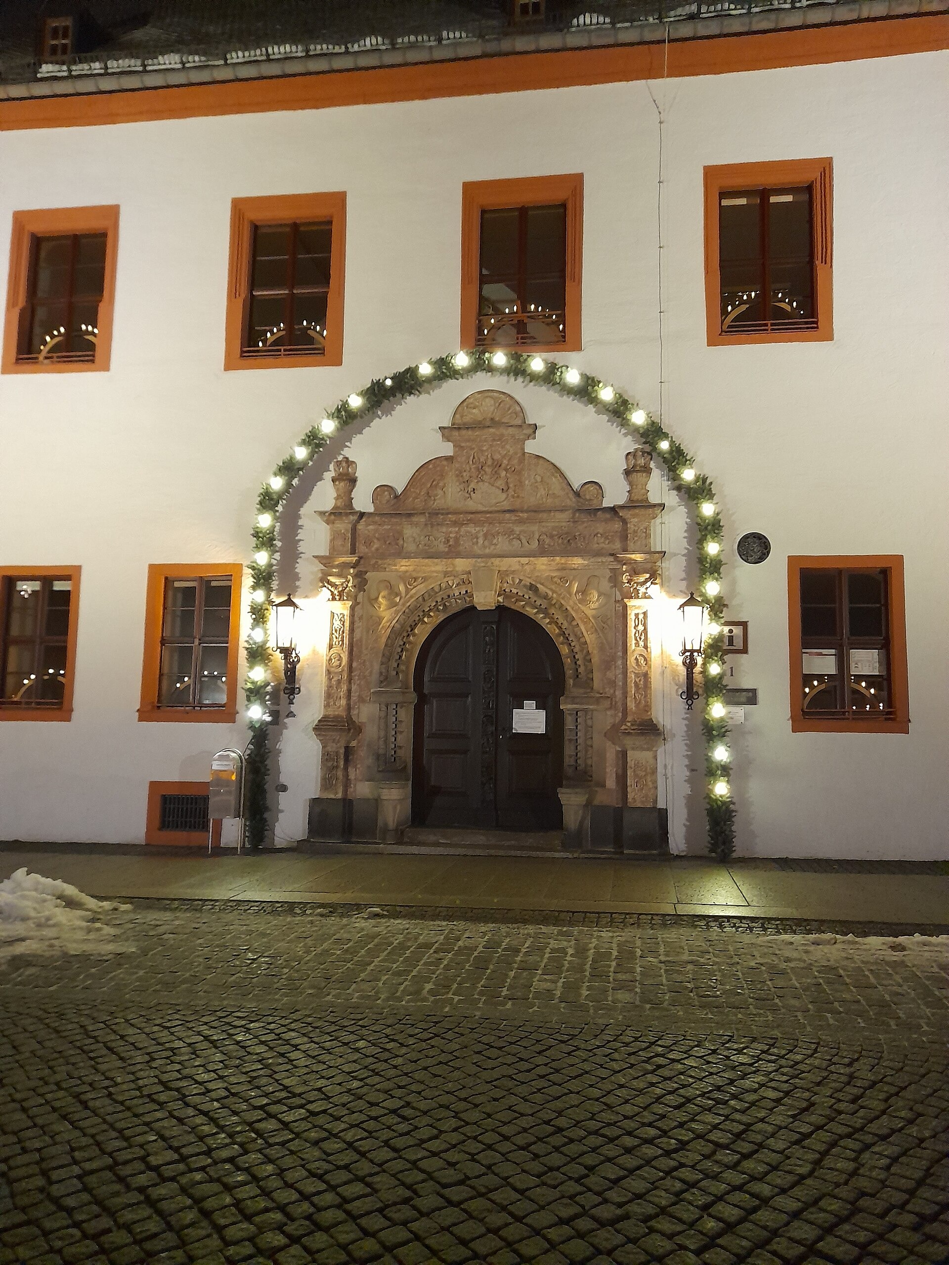 Mercados Navideños de Marienberg 2026: Bergparade y Consejos 3 Portal del ayuntamiento decorado para Navidad en Marienberg