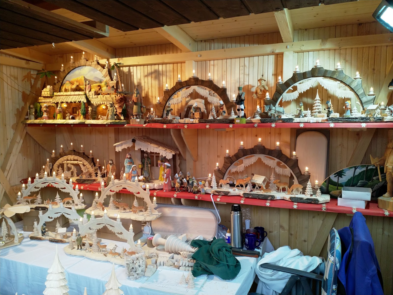 Mercados Navideños de Marienberg 2026: Bergparade y Consejos 9 Candelabros y pirámides de los Montes Metálicos en un puesto de Marienberg